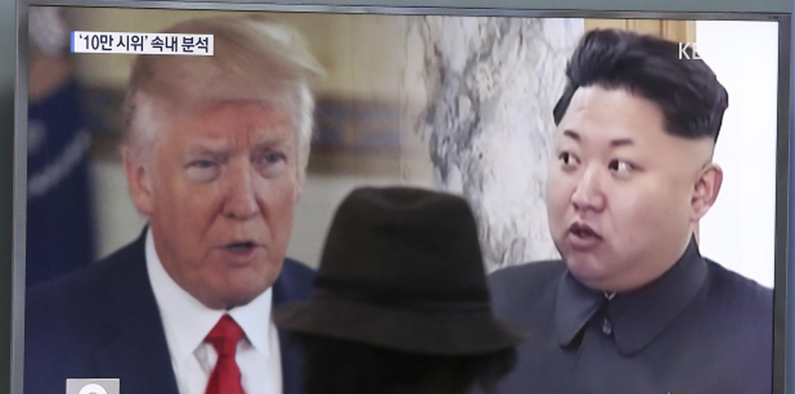 El presidente Donald Trump y el líder de Corea del Norte, Kim Jong Un, en un televisor de la Estación de Tren de Seúl, en Corea del Sur. (AP / Ahn Young-joon)