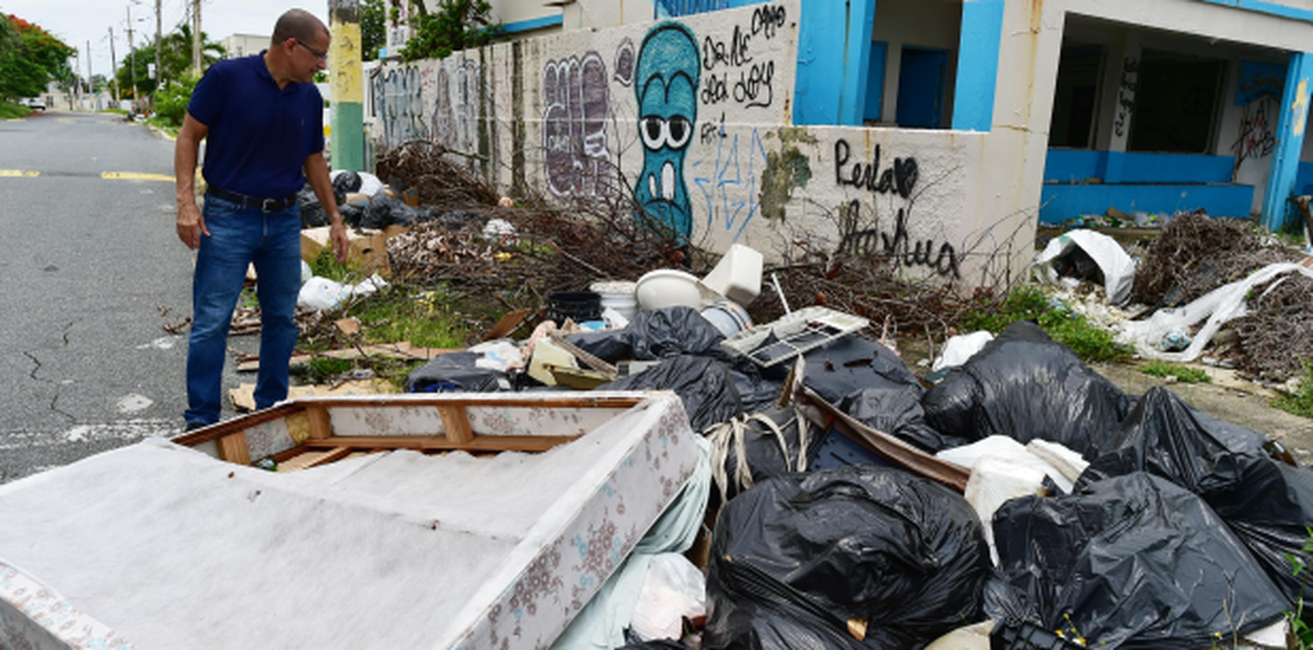 El municipio de Toa Baja, que atraviesa graves problemas fiscales, se ha visto recientemente inundado por la basura. (LUIS.ALCALADELOLMO@GFRMEDIA.COM)