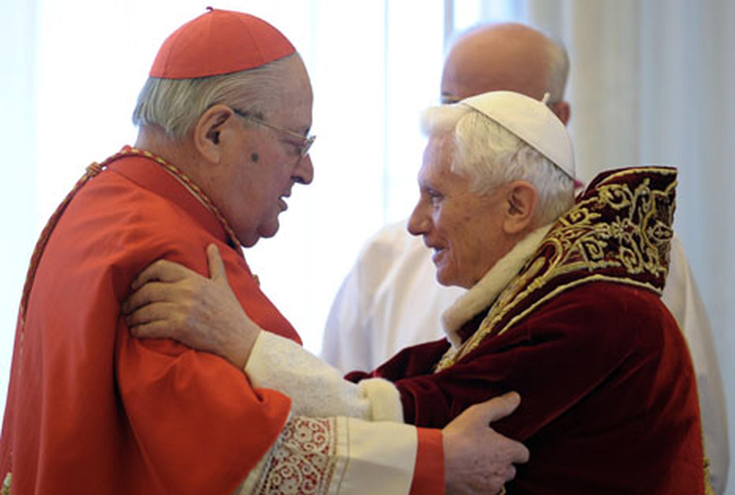 El cardenal Sodano expresó su satisfacción porque antes del 28 de febrero, fecha fijada por el papa para abandonar el Trono de Pedro, "tendremos la alegría de escuchar su voz de pastor". (AP)