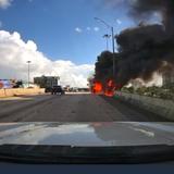 Bomberos extinguen guagua en llamas en expreso Martínez Nadal