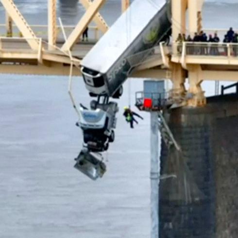 Camionera queda colgando de puente en Louisville: así la salvaron