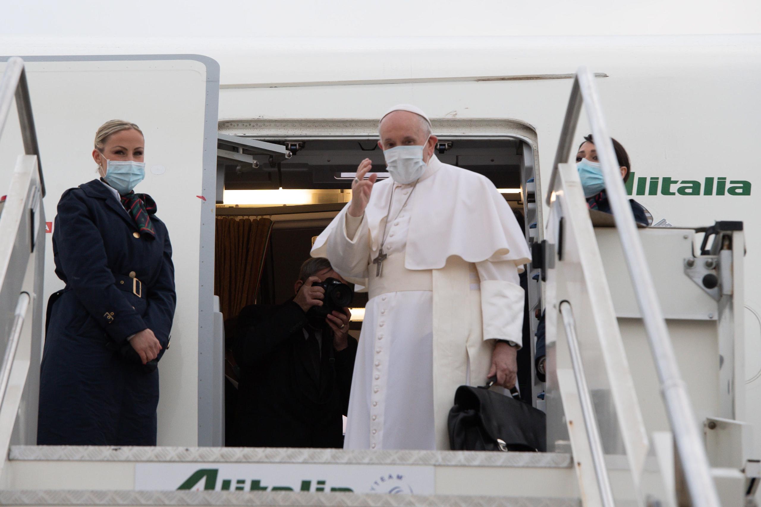 El pontífice usó mascarilla durante todo el vuelo y la mantuvo para bajar las escaleras hasta la pista, donde fue recibido por dos niños, también con barbijo, vestidos con trajes tradicionales.