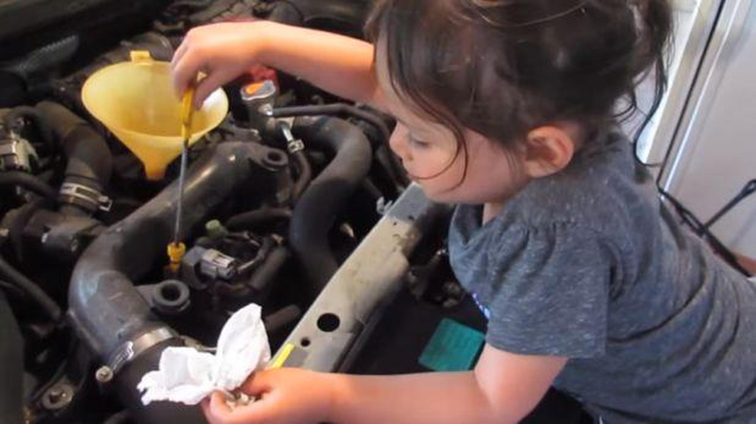 La pequeña enseña a sus seguidores cómo cambiar el aceite de un automóvil de una forma sencilla. (Foto: captura de YouTube)