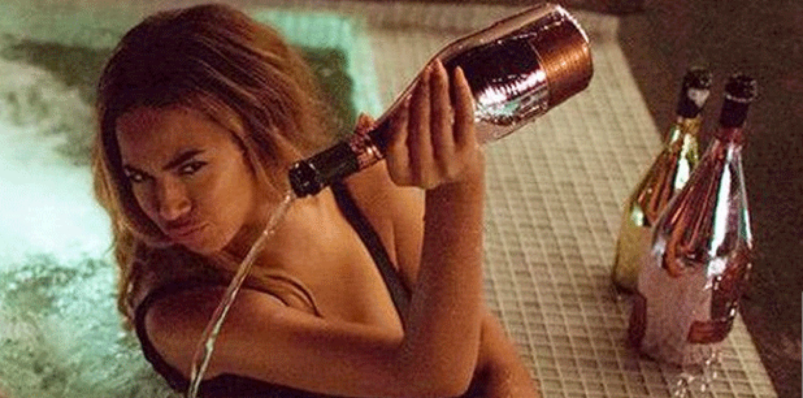 Esta es la foto de la supuesta escena del vídeo que ha circulado en las redes sociales en la que Beyoncé derrama una botella de costoso licor. (Twitter)