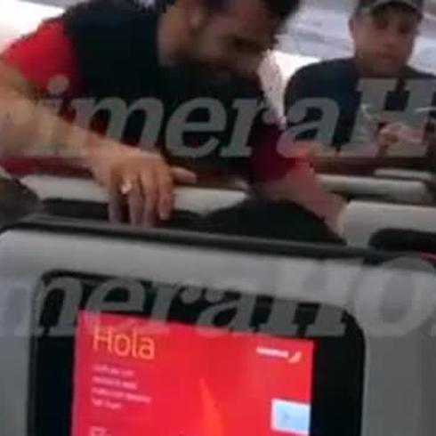 Ricardo Rosselló vuelve a la isla y hasta reparte besos en el avión