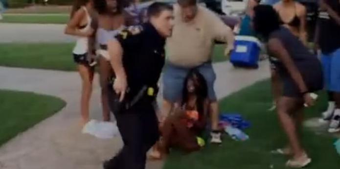 En un vídeo difundido ampliamente en internet aparecía el agente derribando al piso a una jovencita negra en bikini el viernes y blandiendo su arma ante otros adolescentes negros. (Captura: YouTube)
