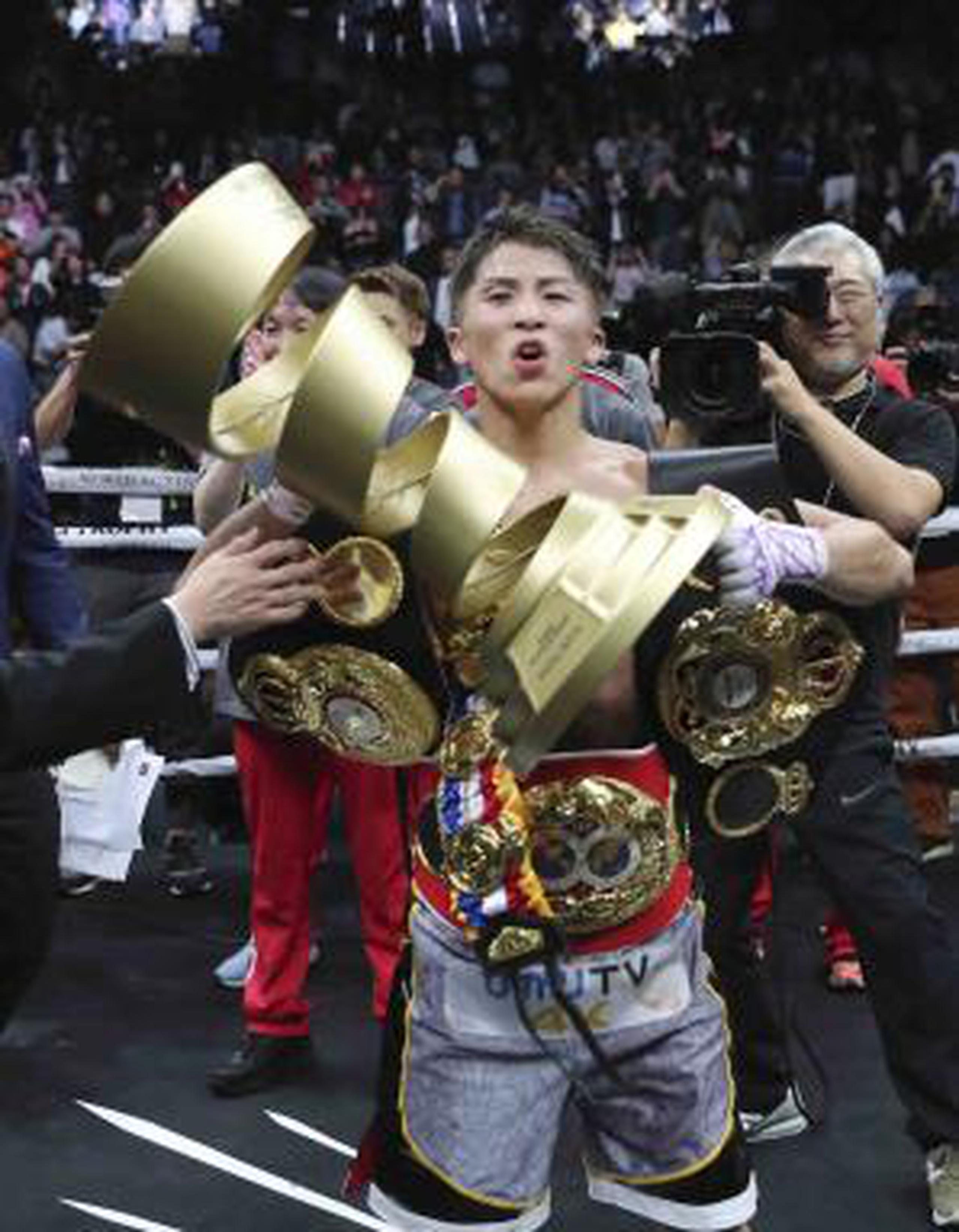 Naoya Inoue sostiene el trofeo de campeón del ‘World Boxing Super Series’. (AP)
