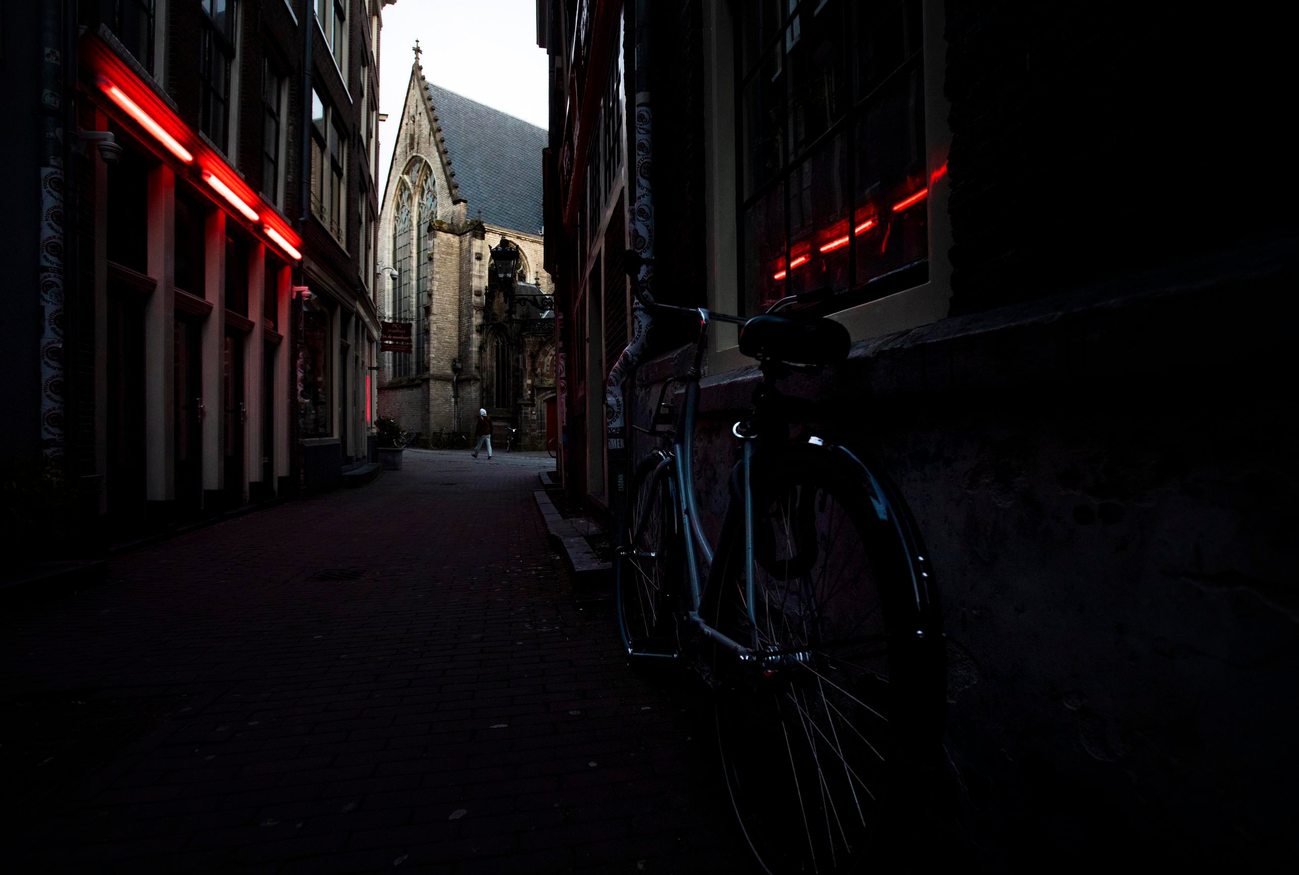 Un hombre camina por la calle de los burdeles en el célebre distrito de luz roja de Ámsterdam