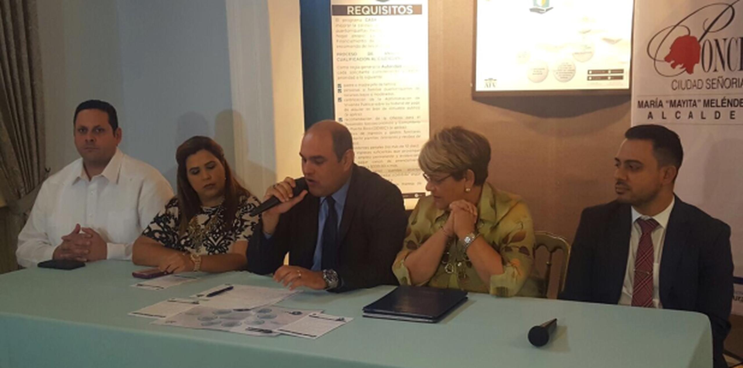 El director ejecutivo de la Autoridad para el Financiamiento de la Vivienda, licenciado Edwin Carreras, participó del encuentro junto con la alcaldesa de Ponce, María “Mayita” Meléndez. (Suministrada)