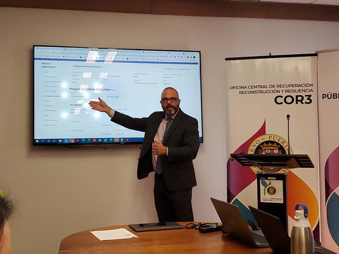 Manuel Laboy, director ejecutivo de COR3, presenta la nueva herramienta para calcular el flujo de fondos de los proyectos de reconstrucción.