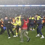 Fanáticos invaden la cancha y agreden a jugadores del Fenerbahce en Turquía