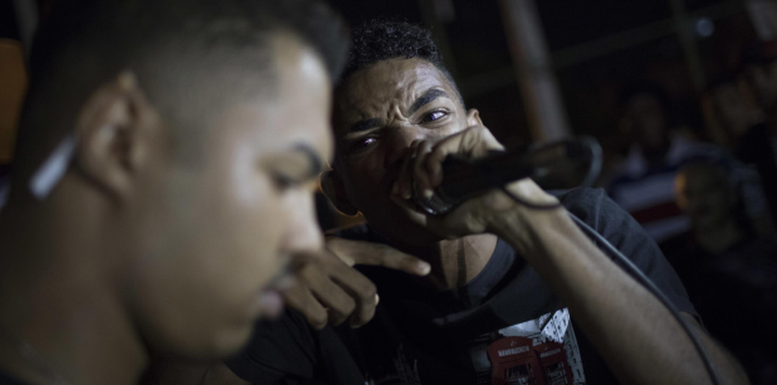 Estos jóvenes participan de una competencia de rap en la favela Ciudad de Dios. (AP)