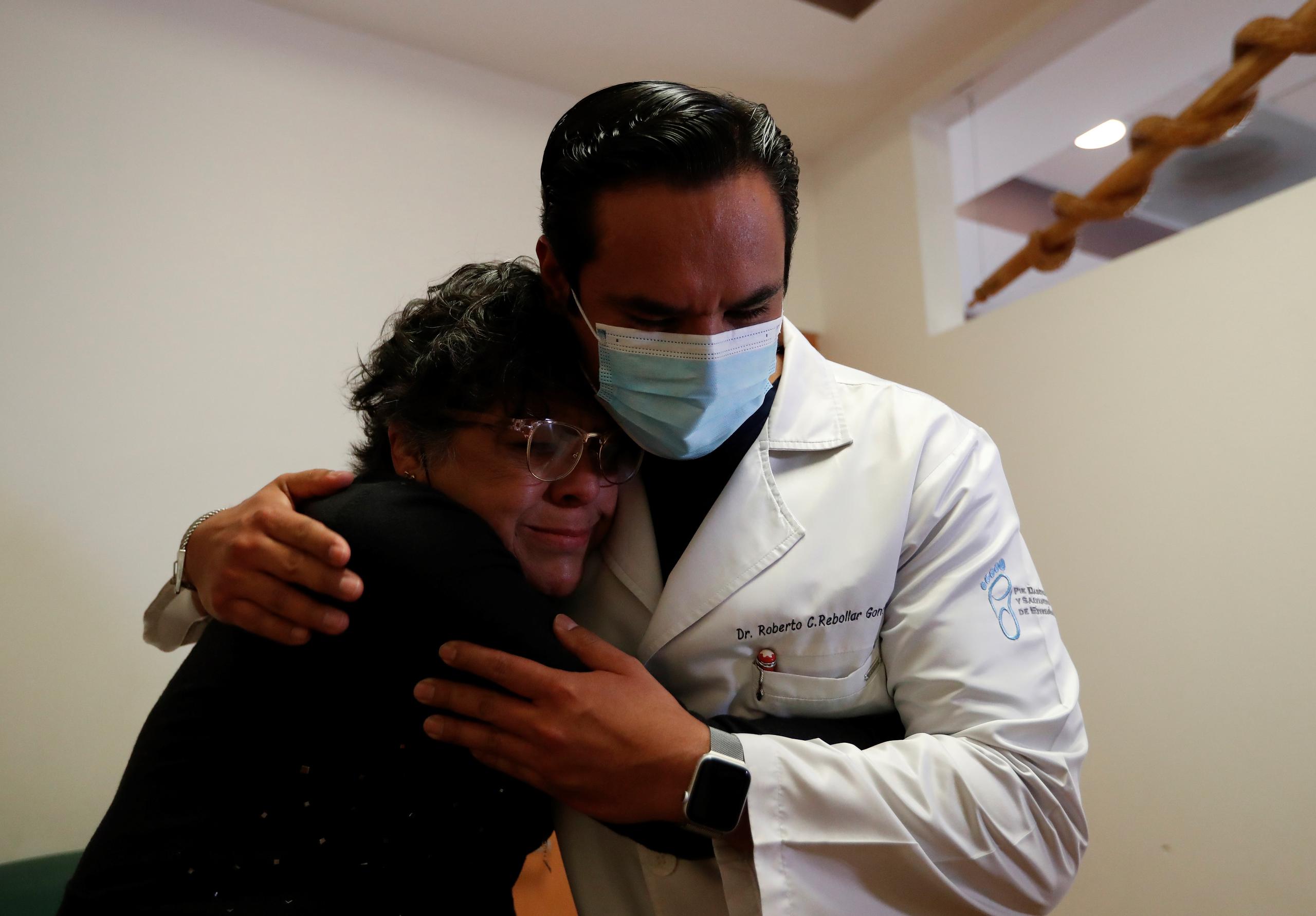 El doctor Roberto Carlos Rebollar abraza a su paciente, la señora Rosalía Azunción, el 9 de noviembre del 2021 en un hospital de la Ciudad de México (México). EFE/ Mario Guzmán
