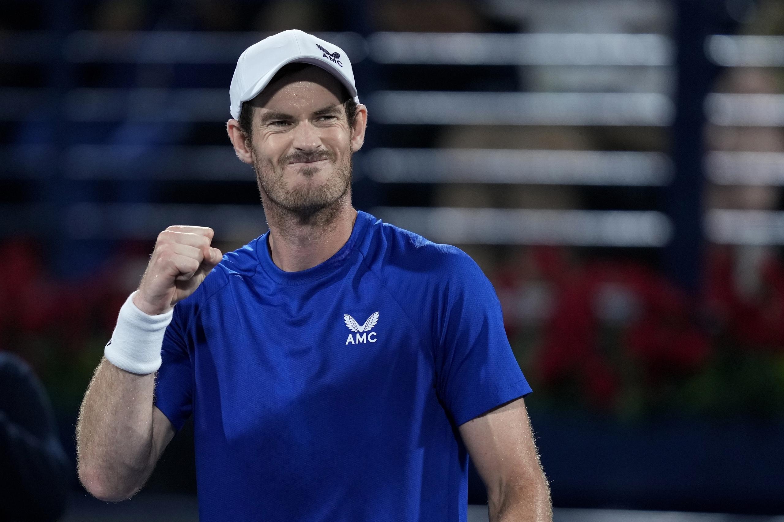 Andy Murray celebra tras derrotar a Denis Shapovalov en el torneo de Dubái.