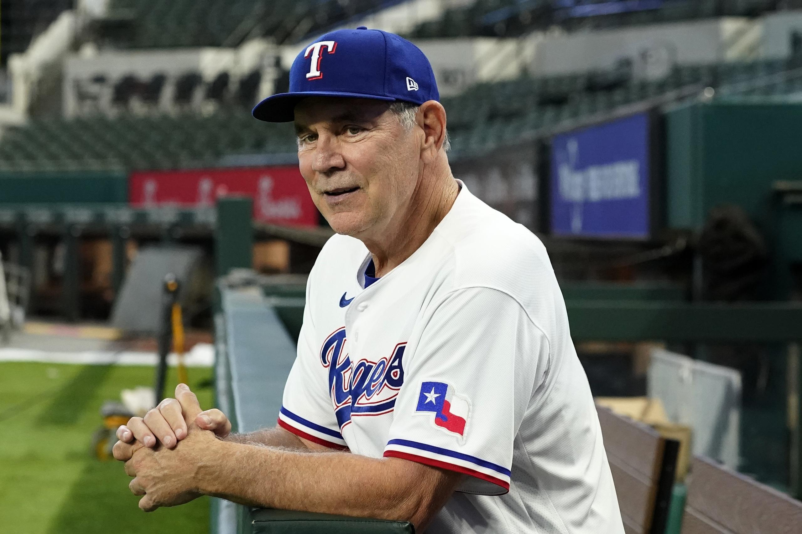Bruce Bochy, el nuevo mánager de los Rangers de Texas, posa en el dugout del Globe Life Field después de una conferencia de prensa en Arlington, Texas.