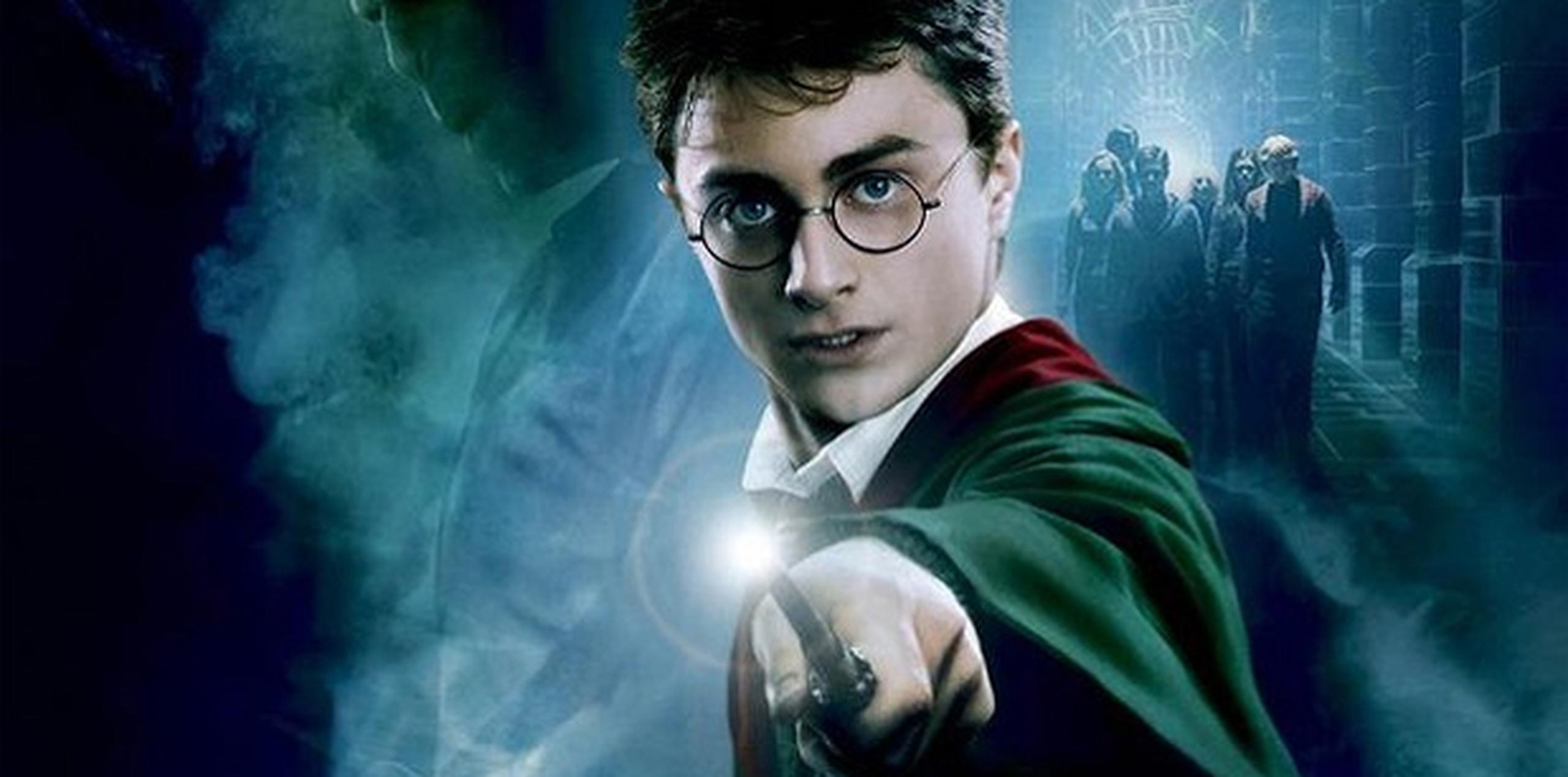 Rowling es la autora de las siete novelas de la saga Harry Potter, que alcanzaron fama mundial y se convirtieron en películas de éxito.