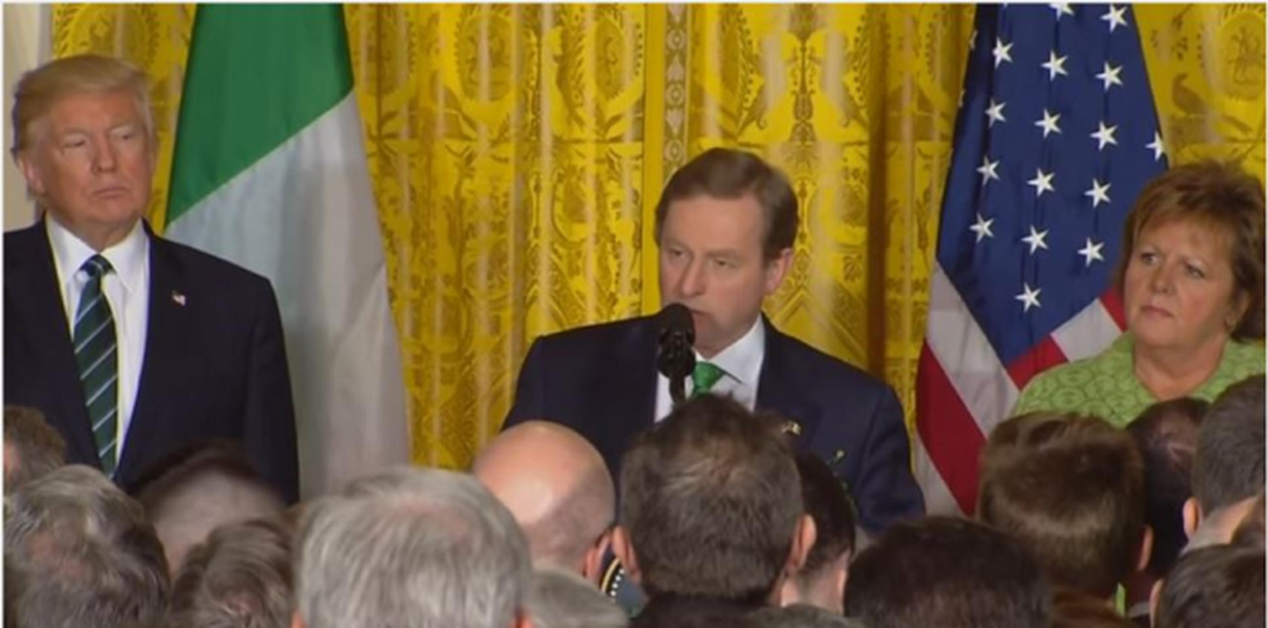 El primer ministro irlandés Enda Kenny le recordó a Donald Trump que los irlandeses fueron antaño inmigrantes rechazados pero han aportado en grande a la nación estadounidense. (Captura/YouTube)