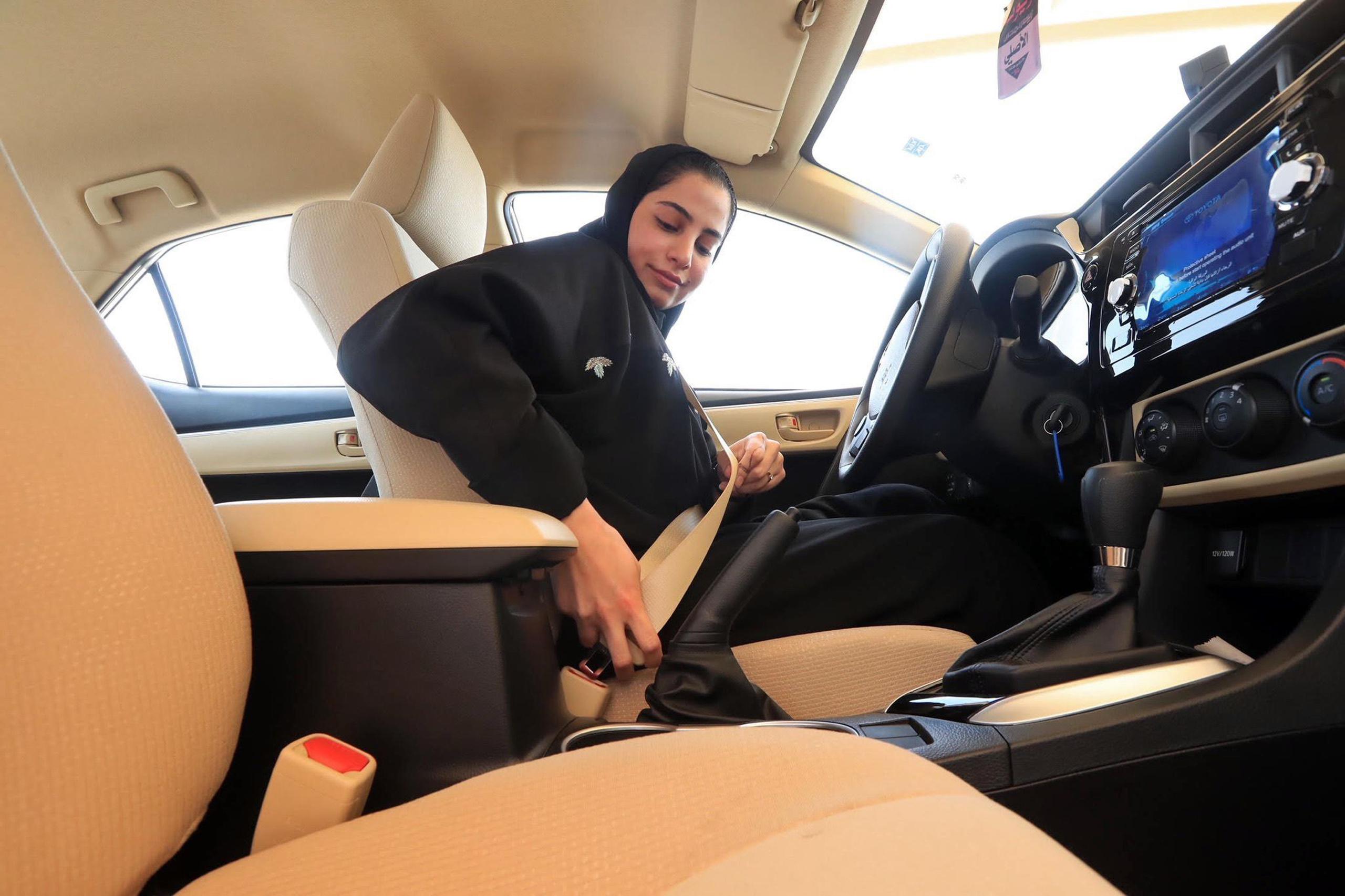Una mujer saudita se abrocha el cinturón de seguridad en un auto de prueba antes de hacer un examen de manejo en el Departamento General de Tráfico, en la capital saudí de Riad. (AP)