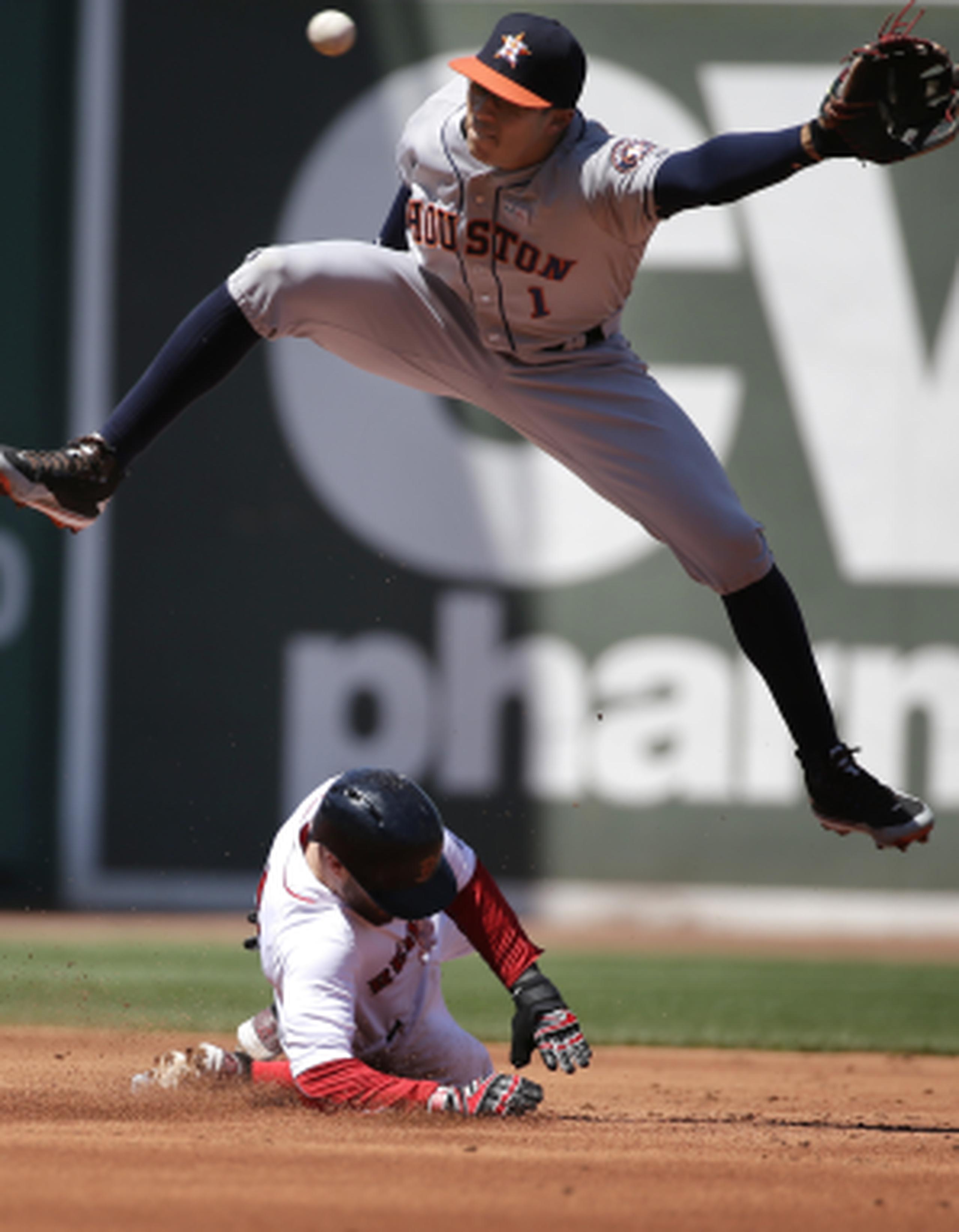 Carlos Correa, de los Astros, intenta en vano poner fuera en segunda base a Dustin Pedroia, de los Medias Rojas. (AP/Steven Senne)