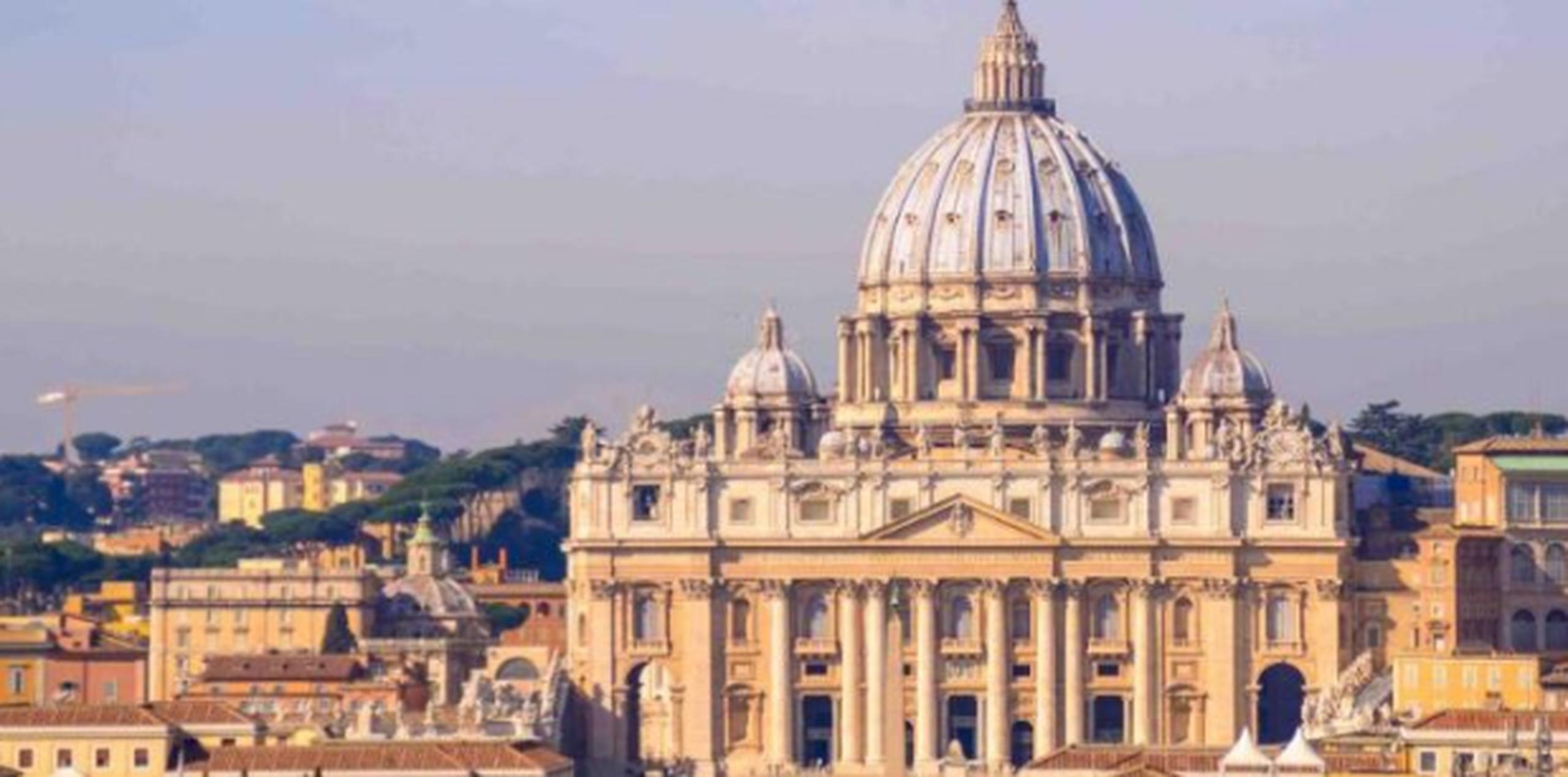 La basílica de San Pablo extramuros es una de las más importantes de Roma, al tener rango de templo papal, y fue reconstruida en el siglo XIX tras el incendio que la destruyó en 1823. (Shutterstock)