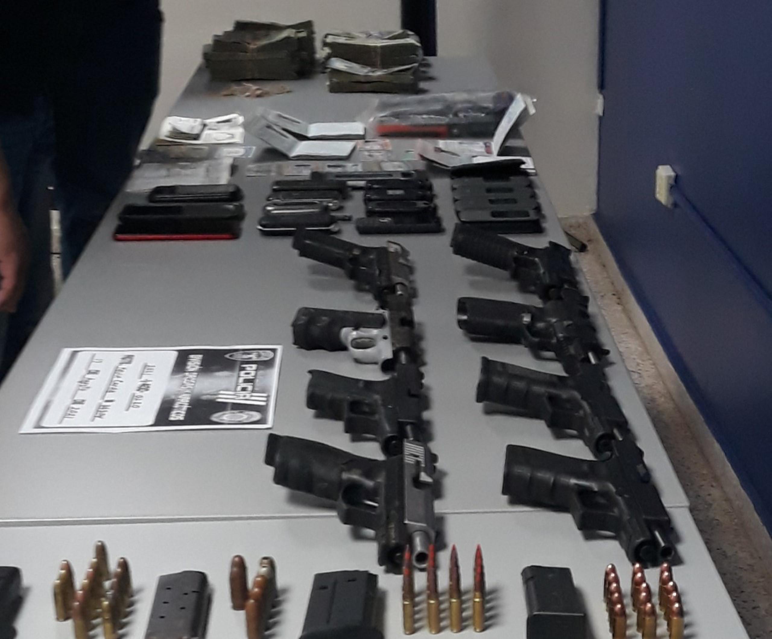 Las armas de fuego, cargadores, municiones y sustancias controladas, fueron ocupadas durante allanamientos en Santurce y Río Piedras.