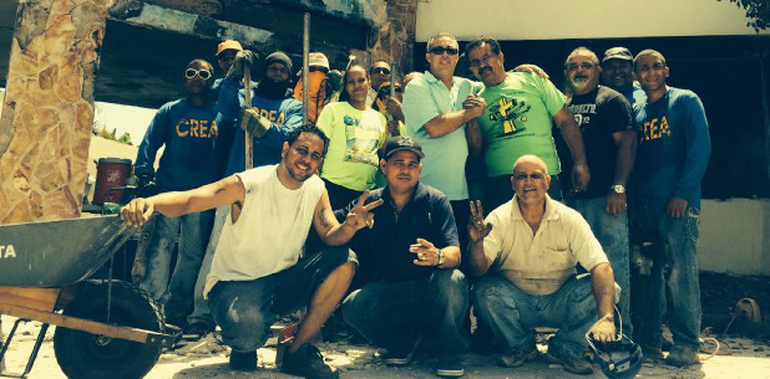 El Invader (con camisa verde) posa junto con Marcos Rivera (con gafas) y el resto del grupo que ha comenzado la reconstrucción de la casa del  luchador. (Fotos Suministradas)