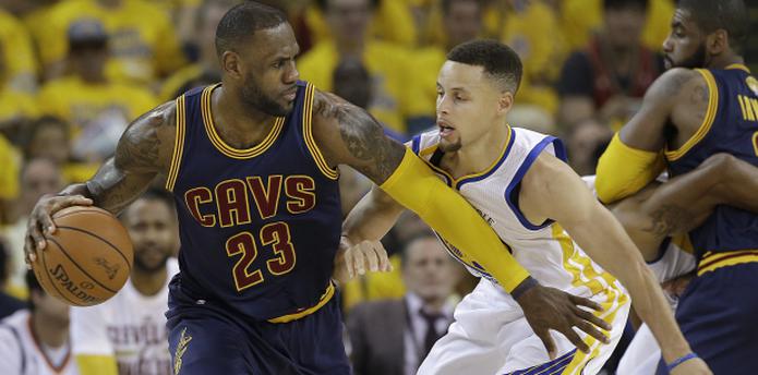 LeBron James y Stephen Curry, con unos Warriors reforzados, se miden por tercera vez en una serie final. (AP)