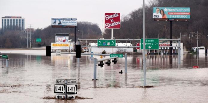 El cierre de la principal autopista interestatal del sur de St. Louis se había estado preparando desde el miércoles por la noche debido a las inundaciones. (EFE)