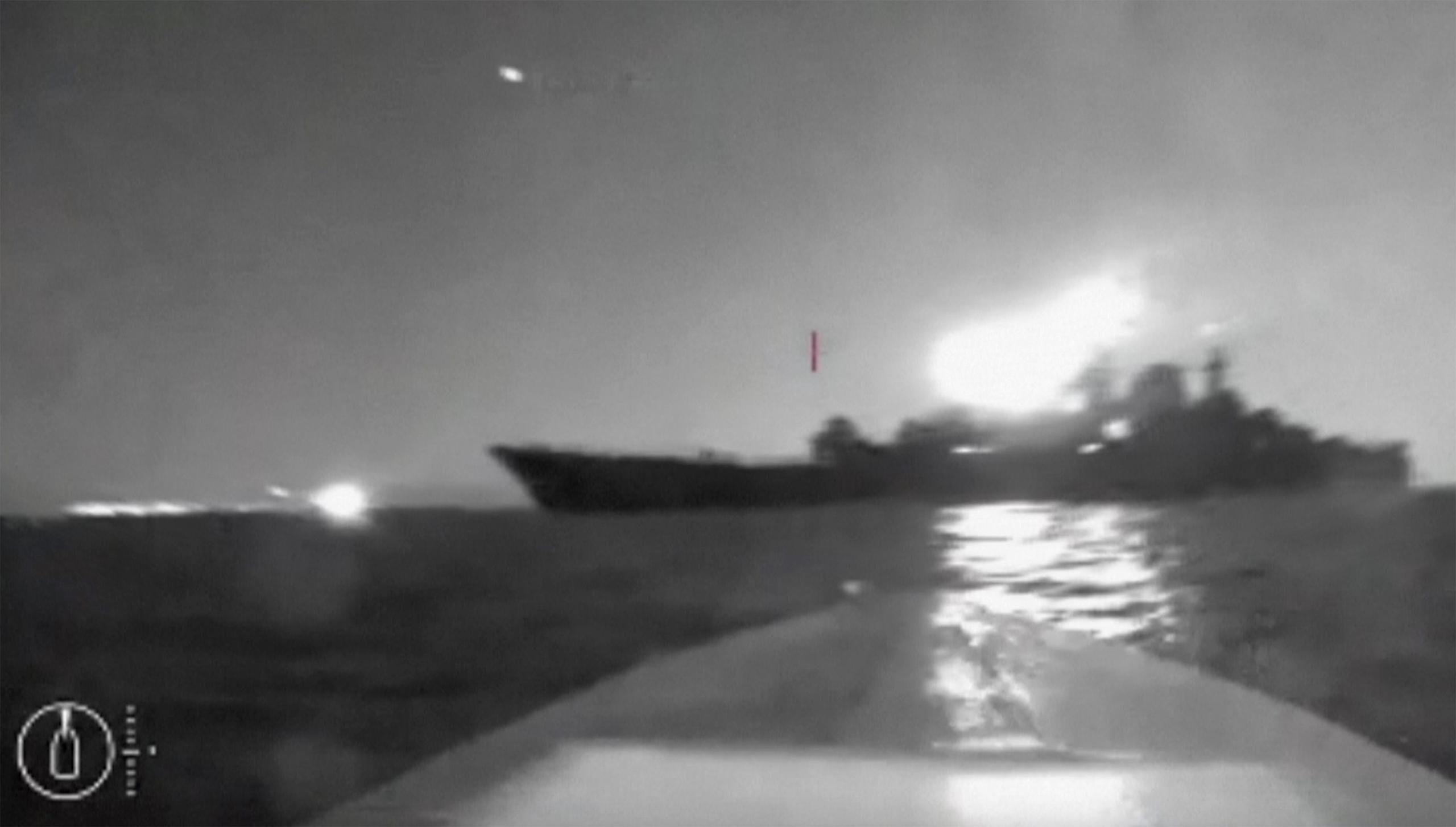 En esta captura tomada de un vídeo publicado el viernes 4 de agosto de 2023, un dron maniobra mientras se acerca al barco que afirma ser un gran barco de desembarco ruso, el Olenegorsky Gonyak, cerca del puerto de Novorossiysk en el Mar Negro. Rusia acusó a Ucrania de atacar su base naval del Mar Negro en el puerto de Novorossiysk con drones marinos. (AP)
