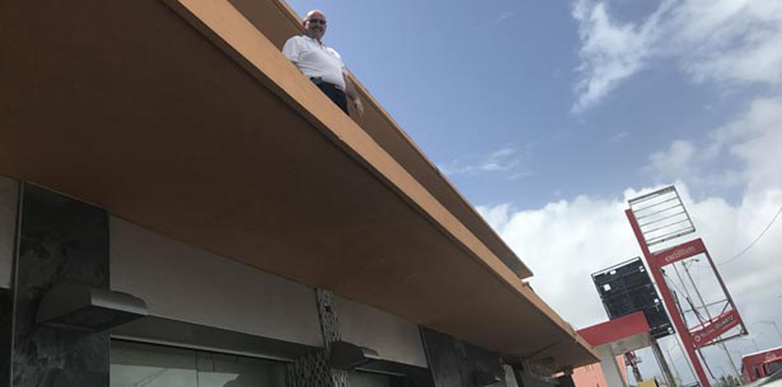 Varias personas subieron al techo de la Panadería España en Isla Verde para ver si el paso del presidente de los Estados Unidos por la avenida Baldorioty. (nemesis.mora@gfrmedia.com)