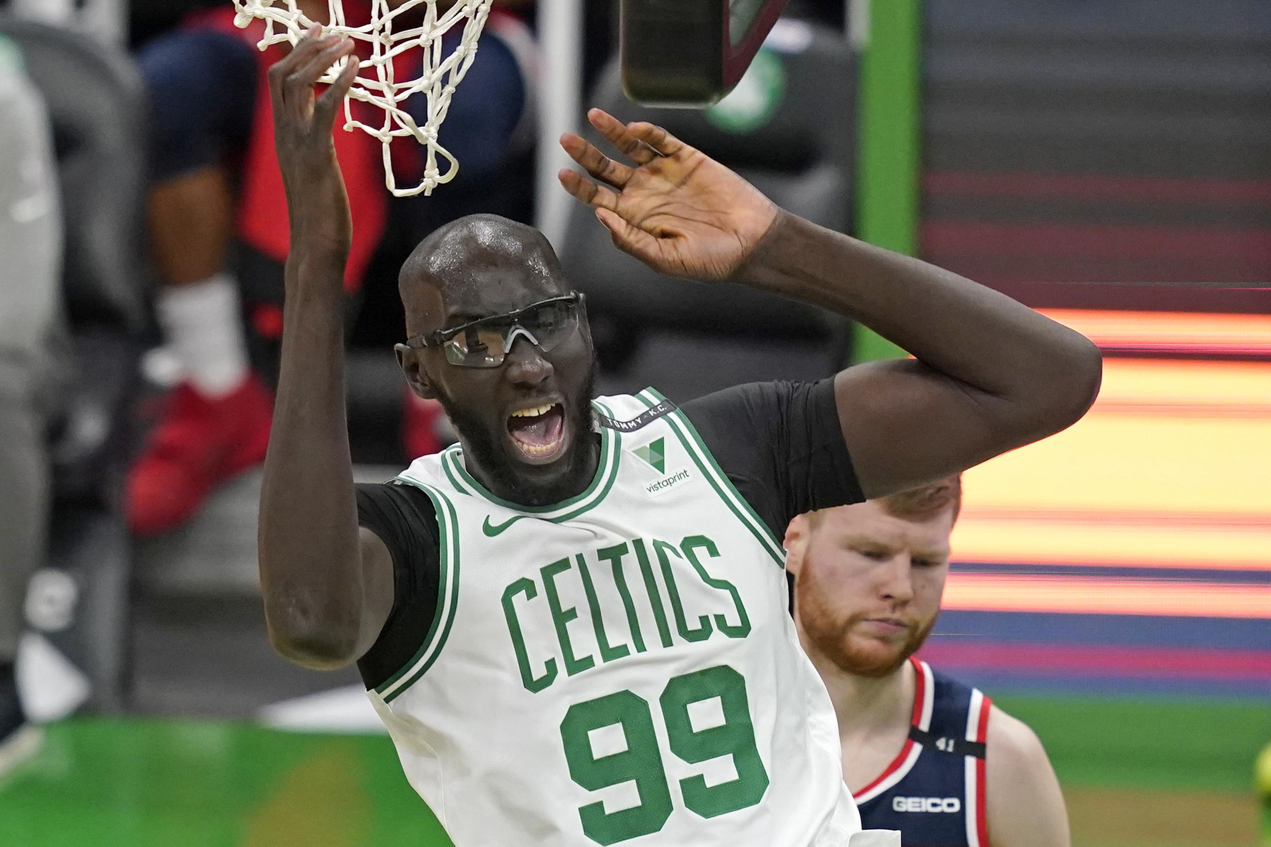 Tacko Fall, pívot de los Celtics de Boston, festeja tras lograr una volcada frente a Davis Bertans, de los Wizards de Washington, el viernes 8 de enero de 2021 (AP Foto/Elise Amendola)