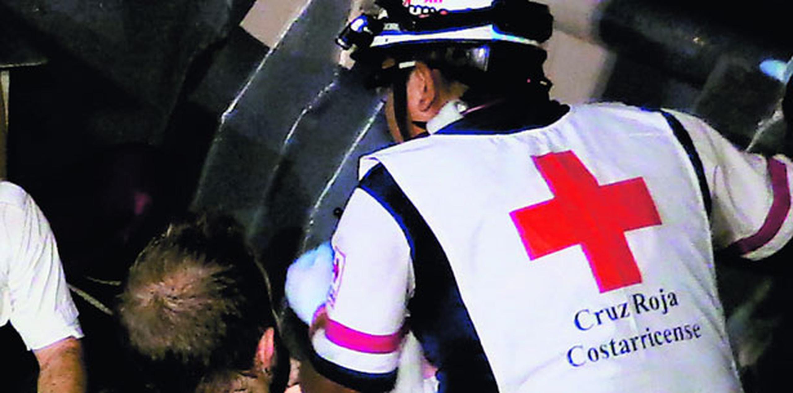 Un portavoz de la Cruz Roja dijo a Efe que los socorristas han comenzado los trabajos de rescate de los pasajeros y que hasta el momento se tiene el reporte de al menos seis personas en condición roja (grave). (Archivo)