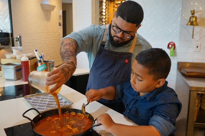 Padre e hijo disfrutan de la cocina, especialmente el más pequeño, pues disfruta de tener en su casa el talento de un chef.