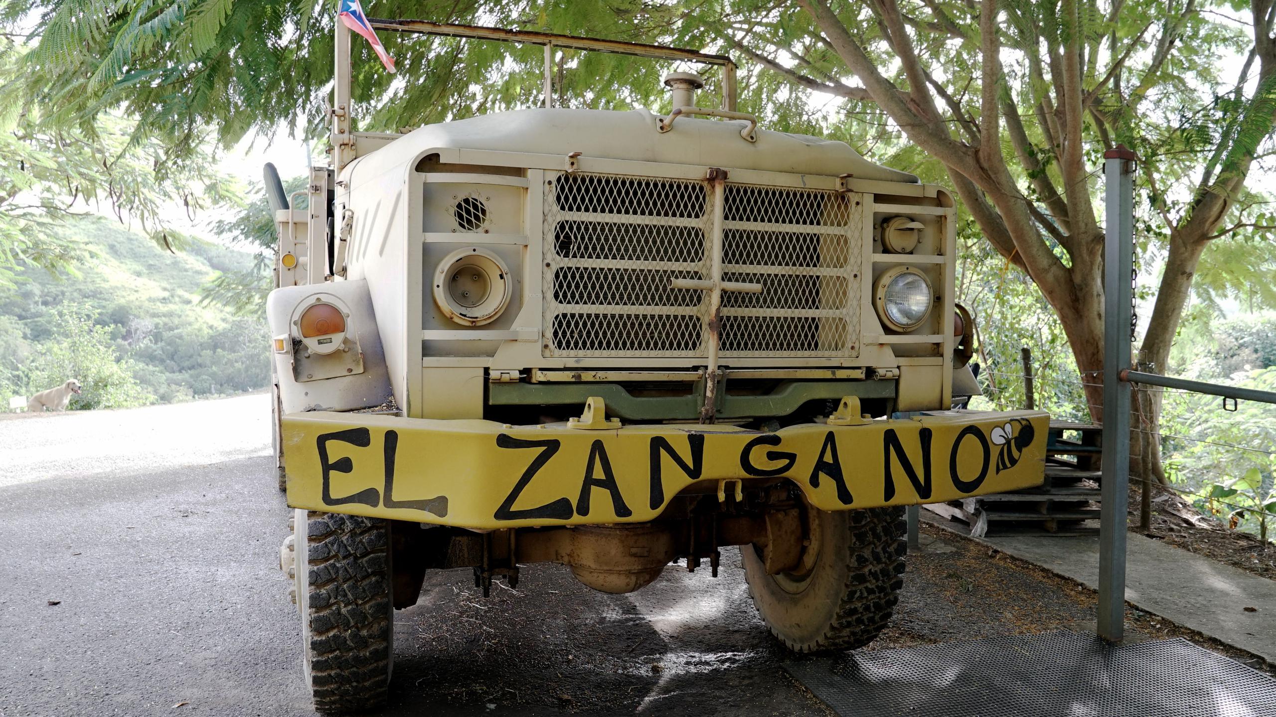 "El Zángano", un camión de 1984, transporta a los visitantes hacia los distintos puntos de la finca.