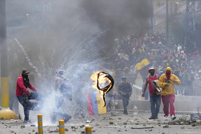 Manifestantes chocan con la policía durante protestas contra el gobierno del presidente Guillermo Lasso en Quito, Ecuador, el 21 de junio de 2022.
