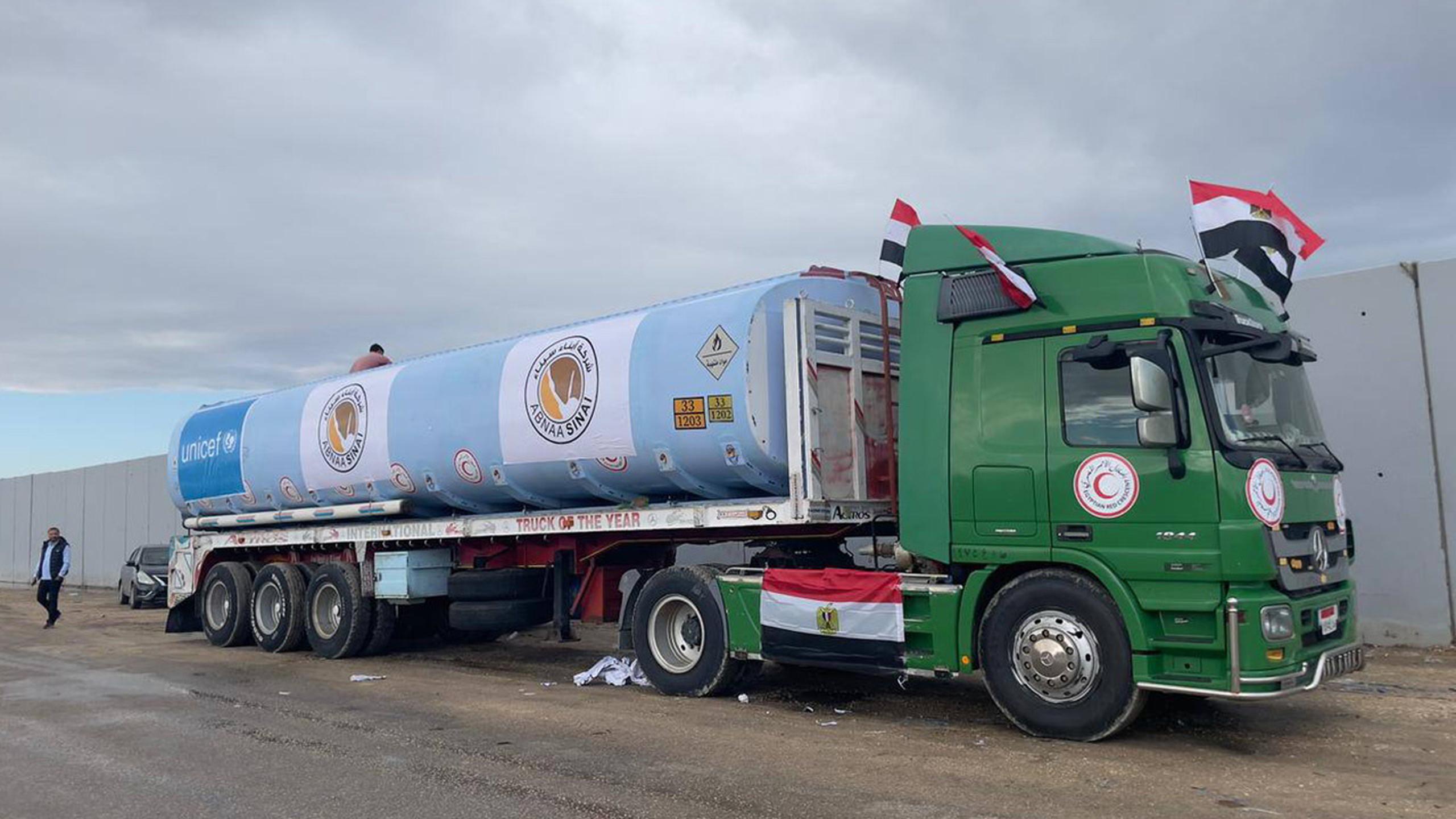 Un camión egipcio para entregar combustible a la Franja de Gaza espera en el cruce fronterizo de Rafah, en una fotografía del 15 de noviembre de 2023. (EFE/EPA/STR)