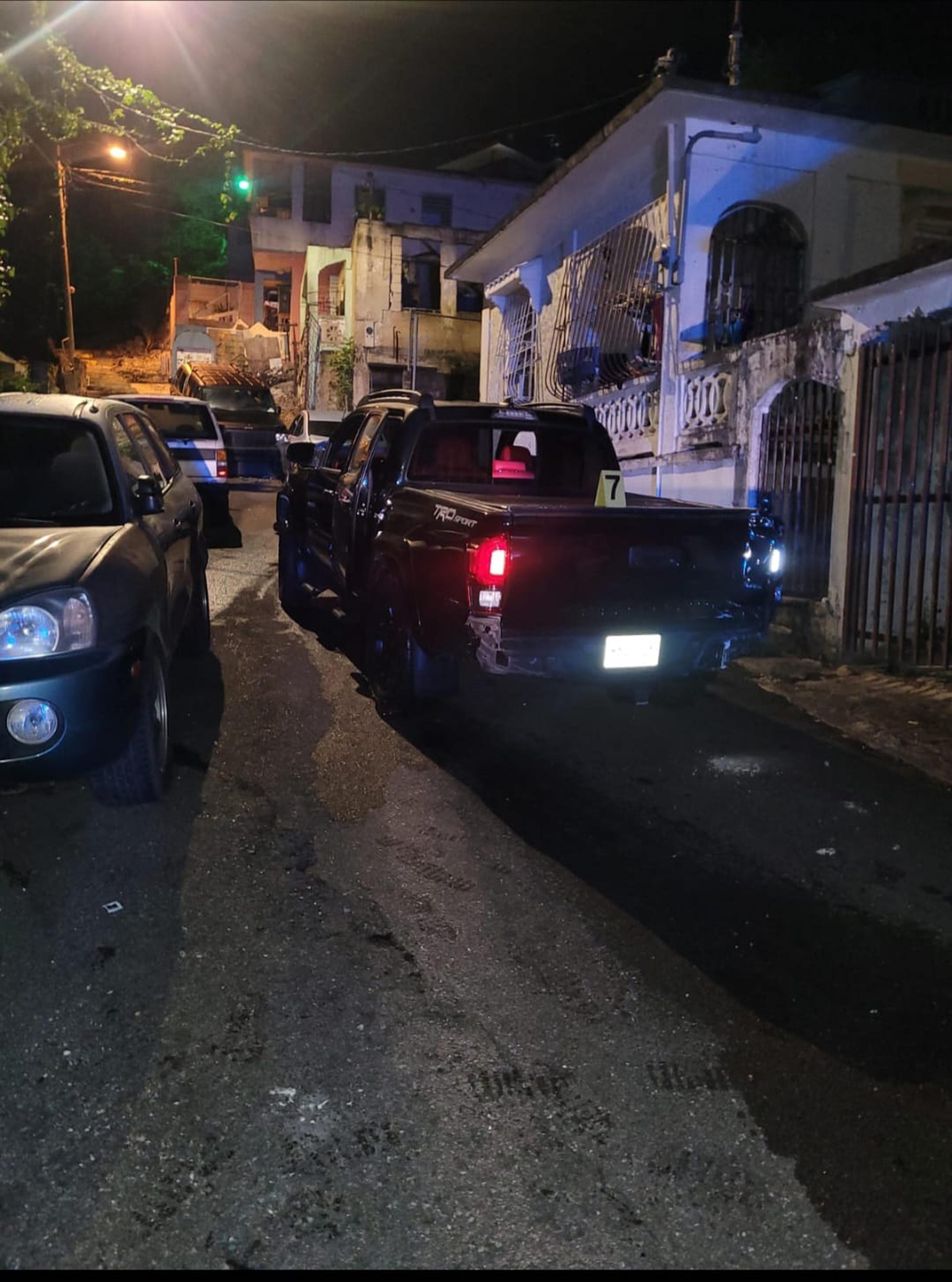 Arrestos en barriada Acueductos de Manatí, tras chocar dos vehículos estacionados y presuntamente disparar un arma de fuego.