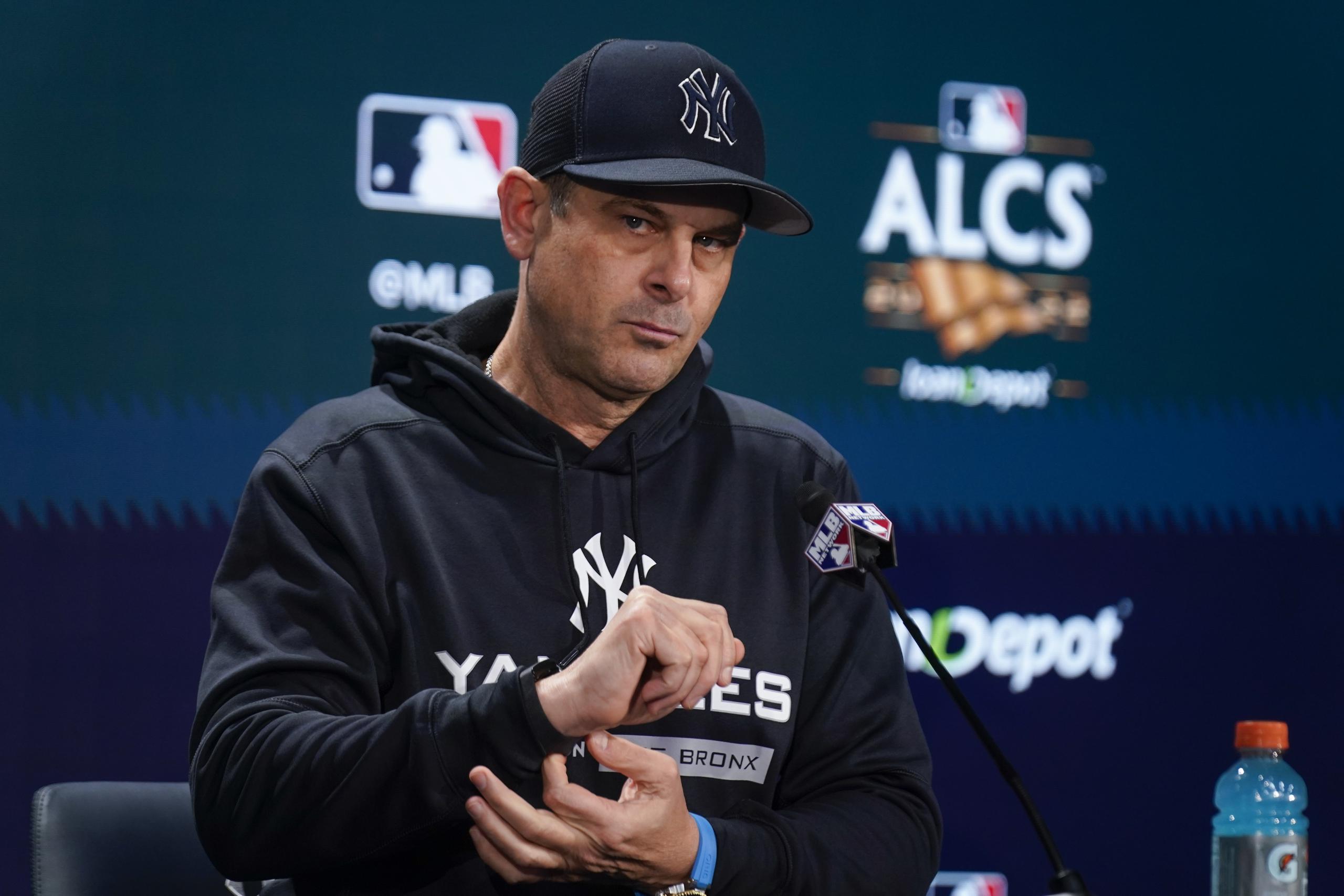 Aaron Boone, mánager de los Yankees de Nueva York, habla con la prensa antes del cuarto juego de la Serie de Campeonato de la Liga Americana, ante los Astros de Houston.