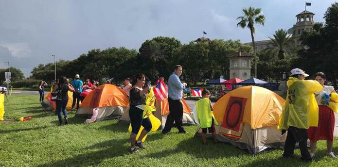 “Queremos que nos escuchen. Que sepan lo que sucederá si echan a la calle a estas familias puertorriqueñas". (Suministrada)