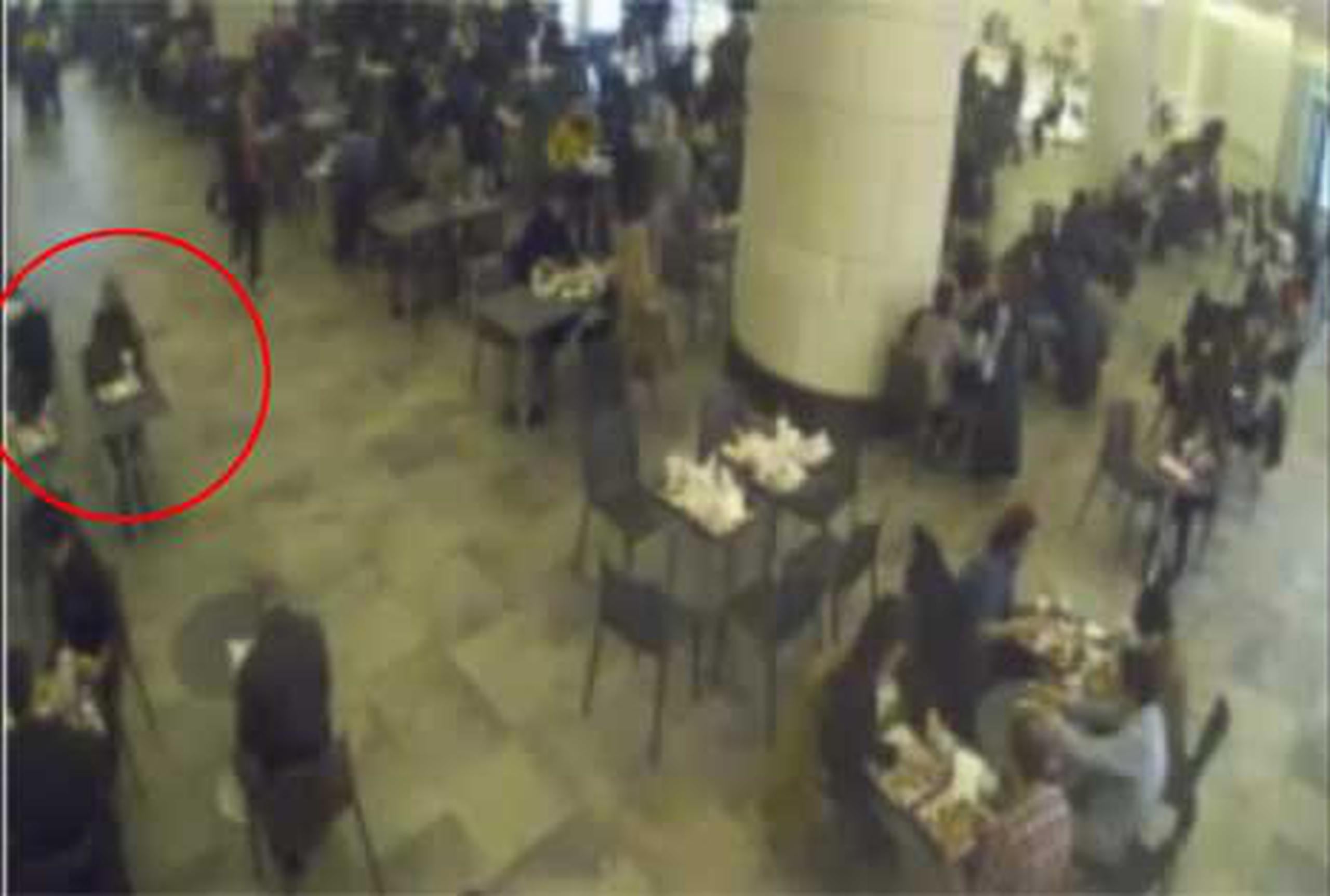 Según las autoridades turcas, un vídeo muestra que Sarai Serra comió en un centro comercial. (YouTube)