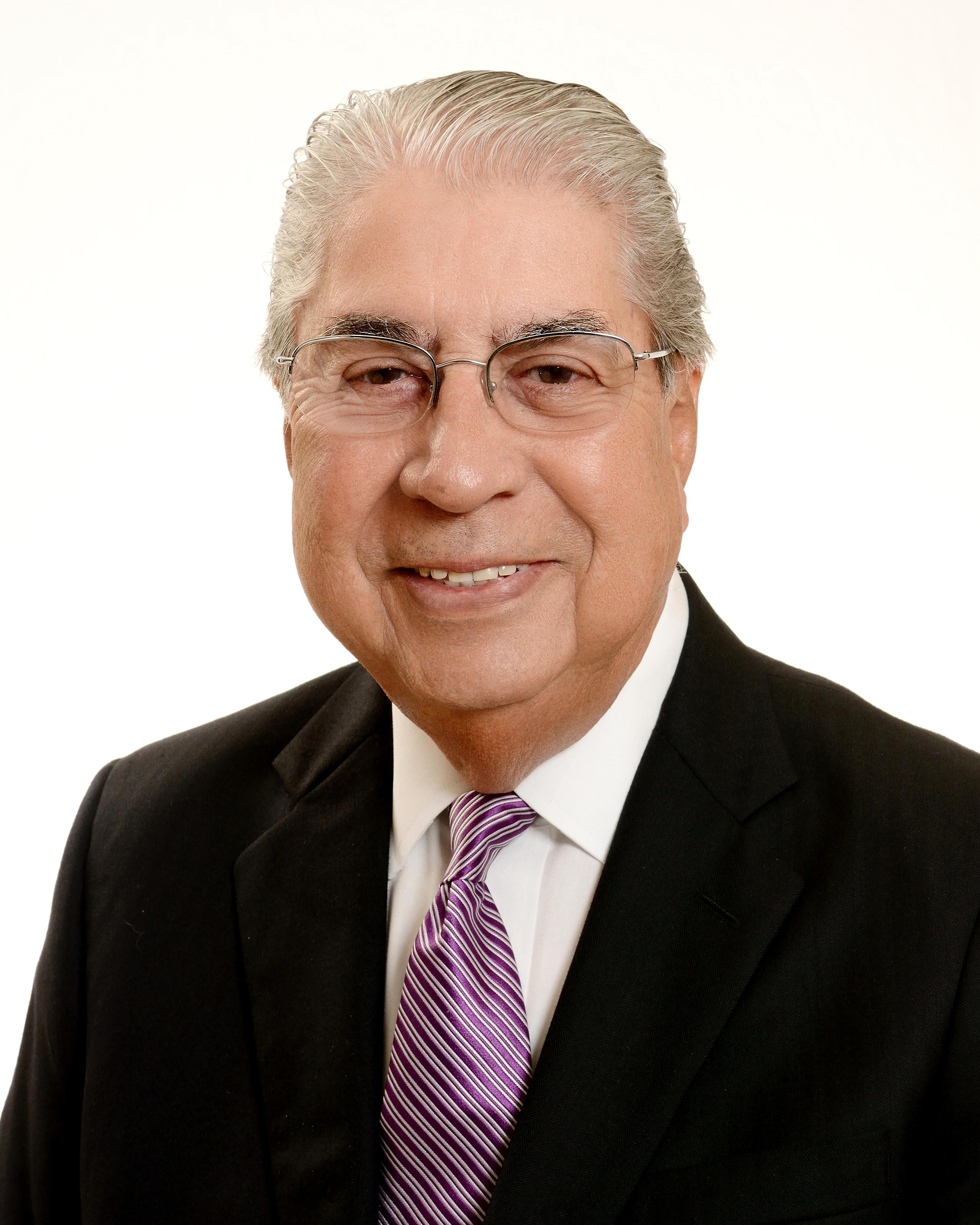 El presidente de la Universidad Interamericana de Puerto Rico informó hoy el fallecimiento del presidente de la Junta de Síndicos de la institución, el ingeniero Dennis W. Hernández Santiago,