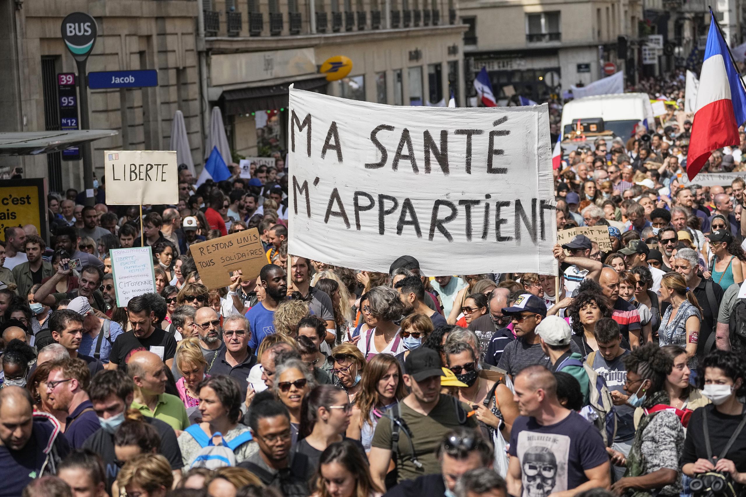 Manifestantes antivacunas desfilaron en París para protestar contra las medidas más recientes del gobierno de Emmanuel Macron para combatir el incremento de infecciones con coronavirus.