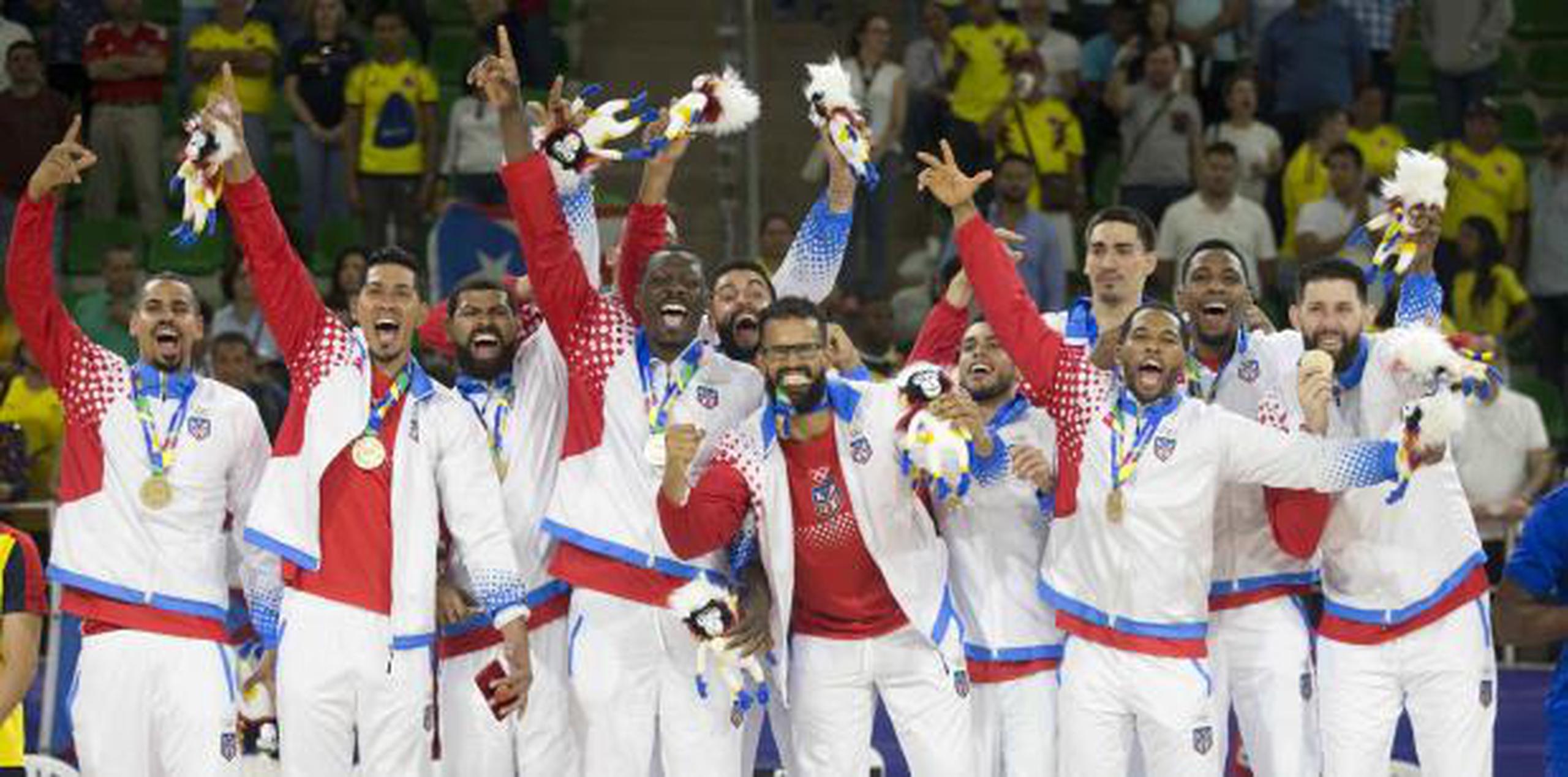 La selección tras recibir su medalla de oro. (Xavier Araujo | xavier.araujo@gfrmedia.com)