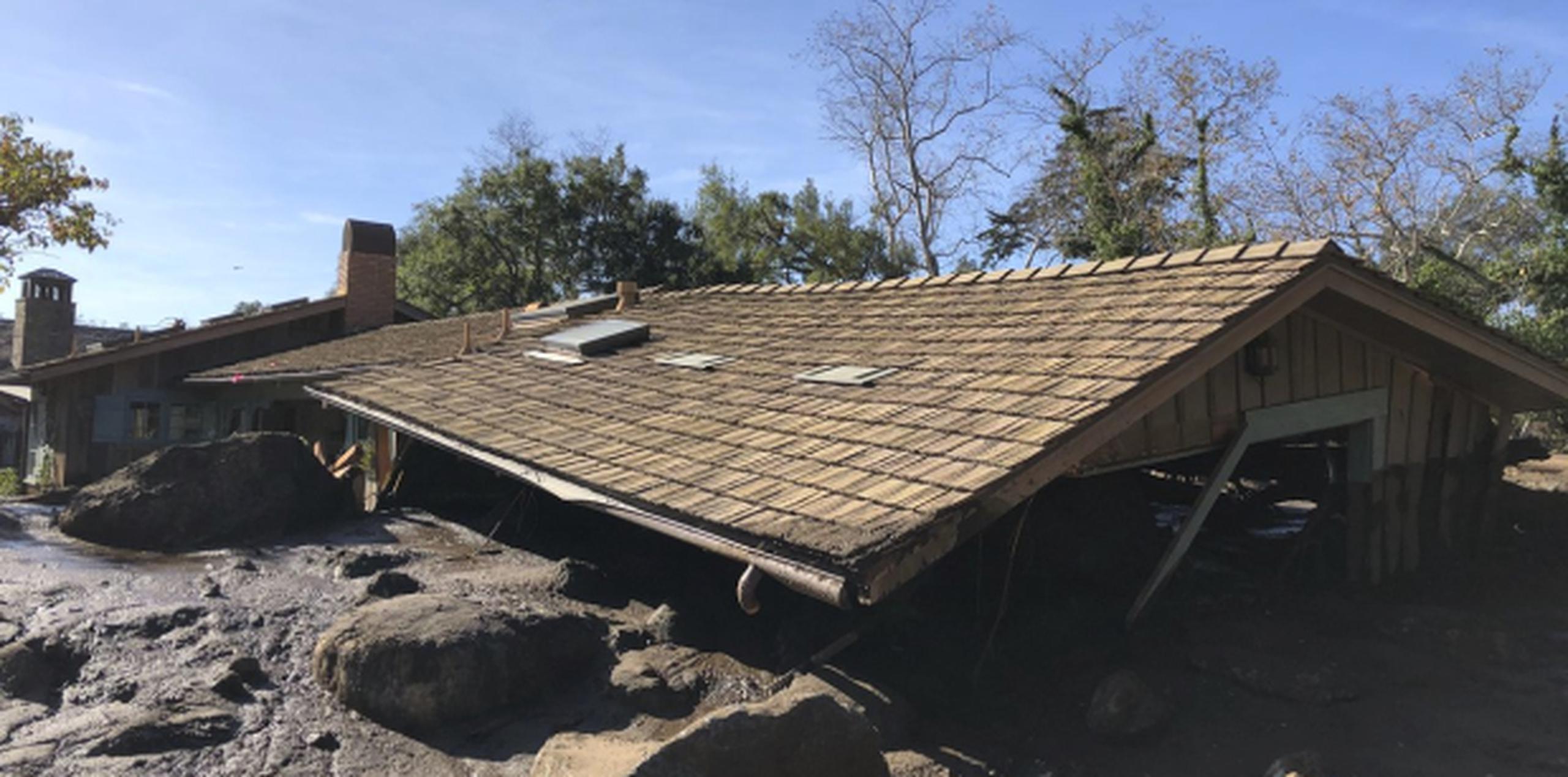 Cerca de 100 viviendas fueron destruidas y 300 más sufrieron daños. (Mike Eliason / Departamento de Bomberos del condado de Santa Bárbara vía AP)