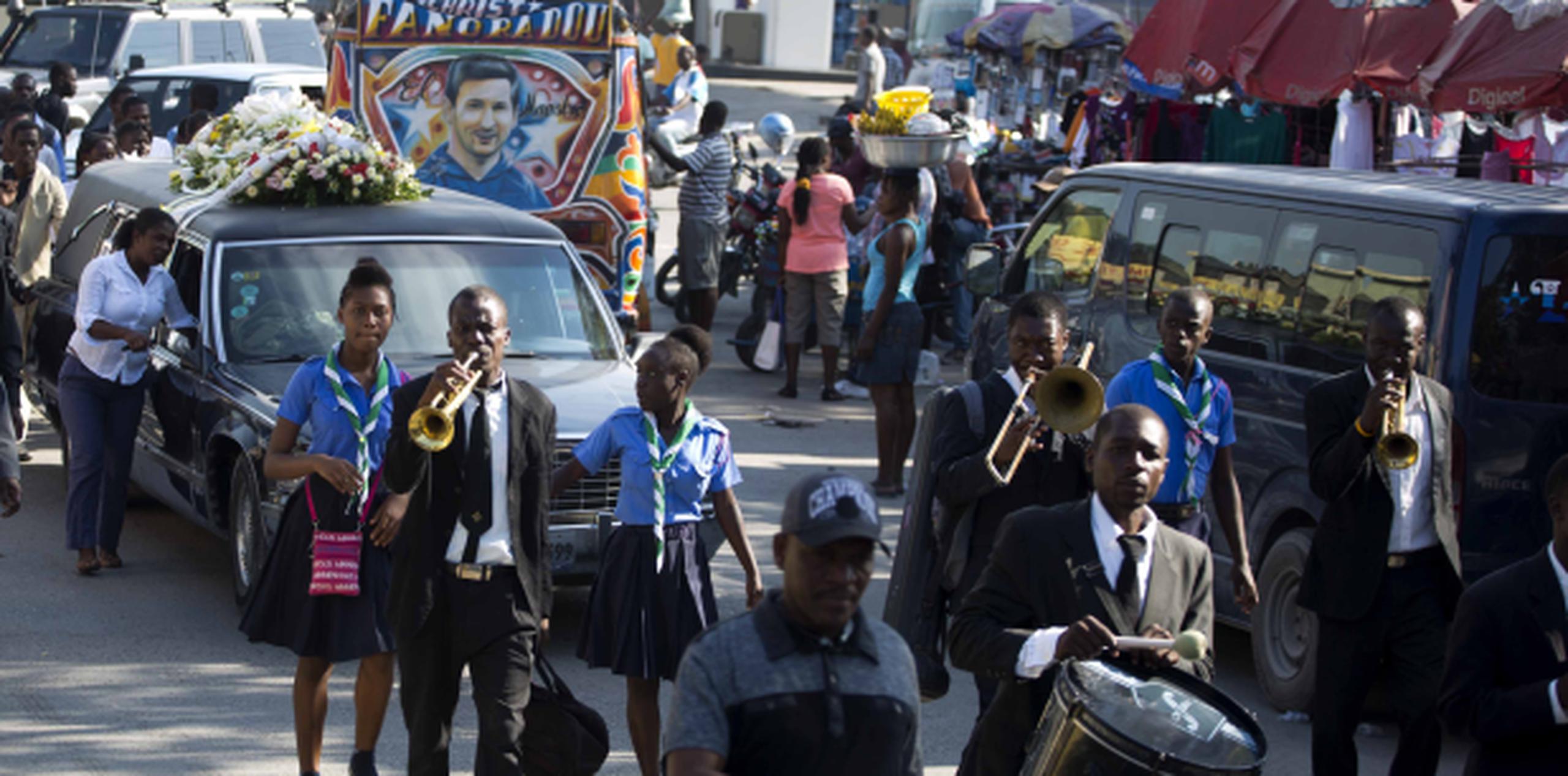 Bandas musicales, camarógrafos y lloronas son parte de la pompa que se ofrece en los funerales haitianos que mucha gente inetersa pagar, a pesar del elevado costo en comparación de su salario. (AP)