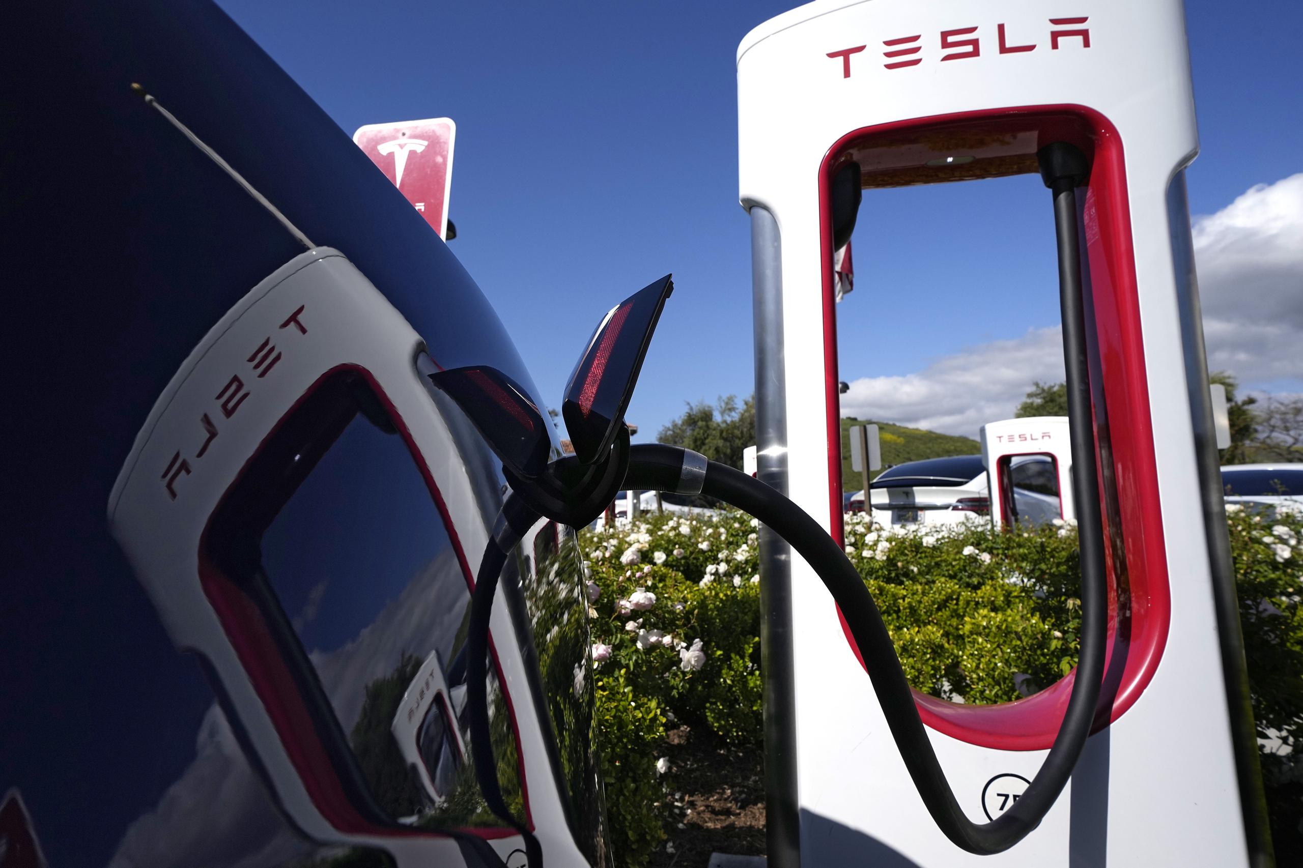 Un vehículo Tesla conectado a una estación de carga en Westlake, California, el 10 de mayo de 2023. (AP Foto/Mark J. Terrill, Archivo)