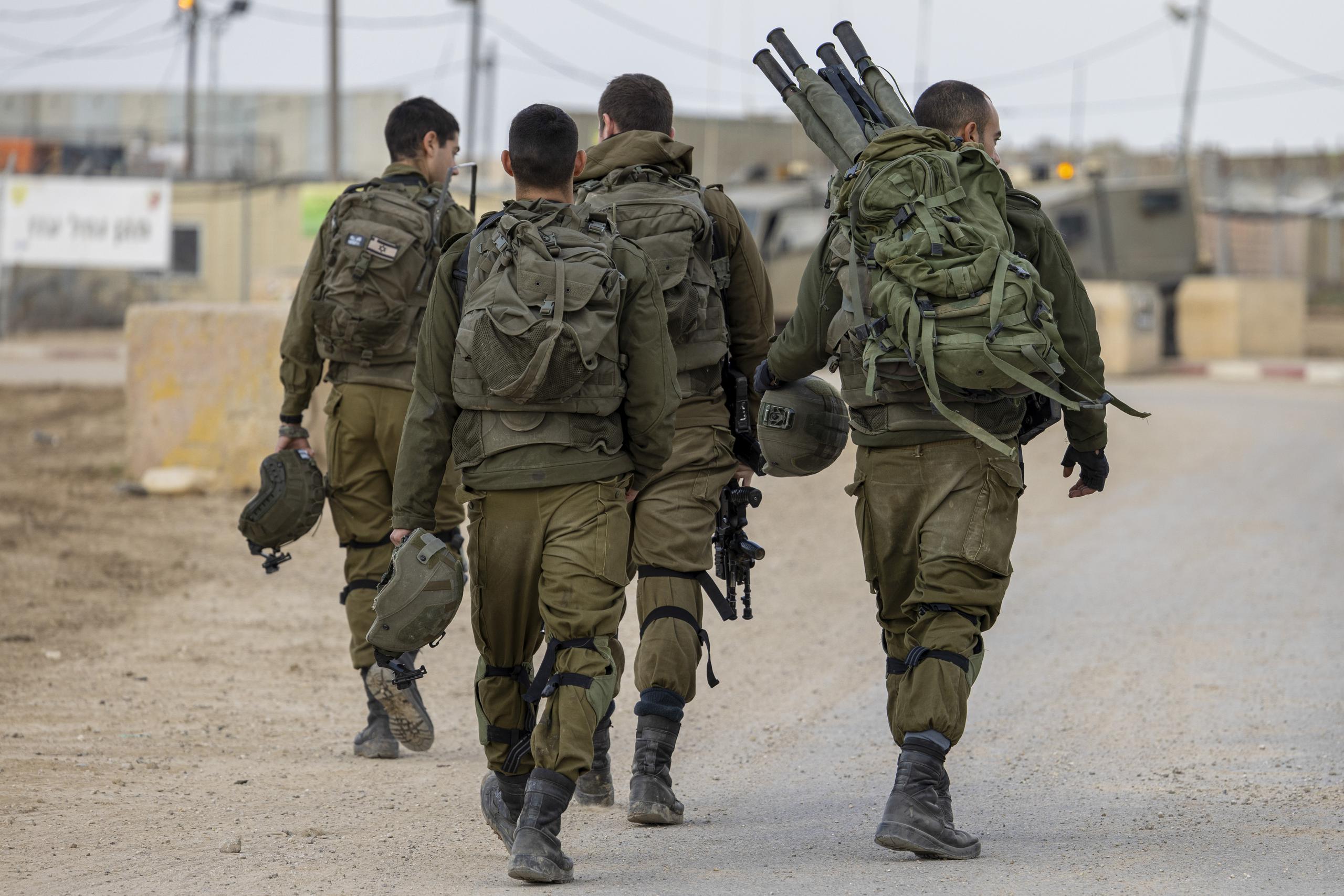 Soldados israelíes siguen destacados entre las fronteras de Israel y la Franza de Gaza en Palestina.
