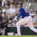 Shohei Ohtani batea jonrón de dos carreras en su debut de pretemporada con los Dodgers