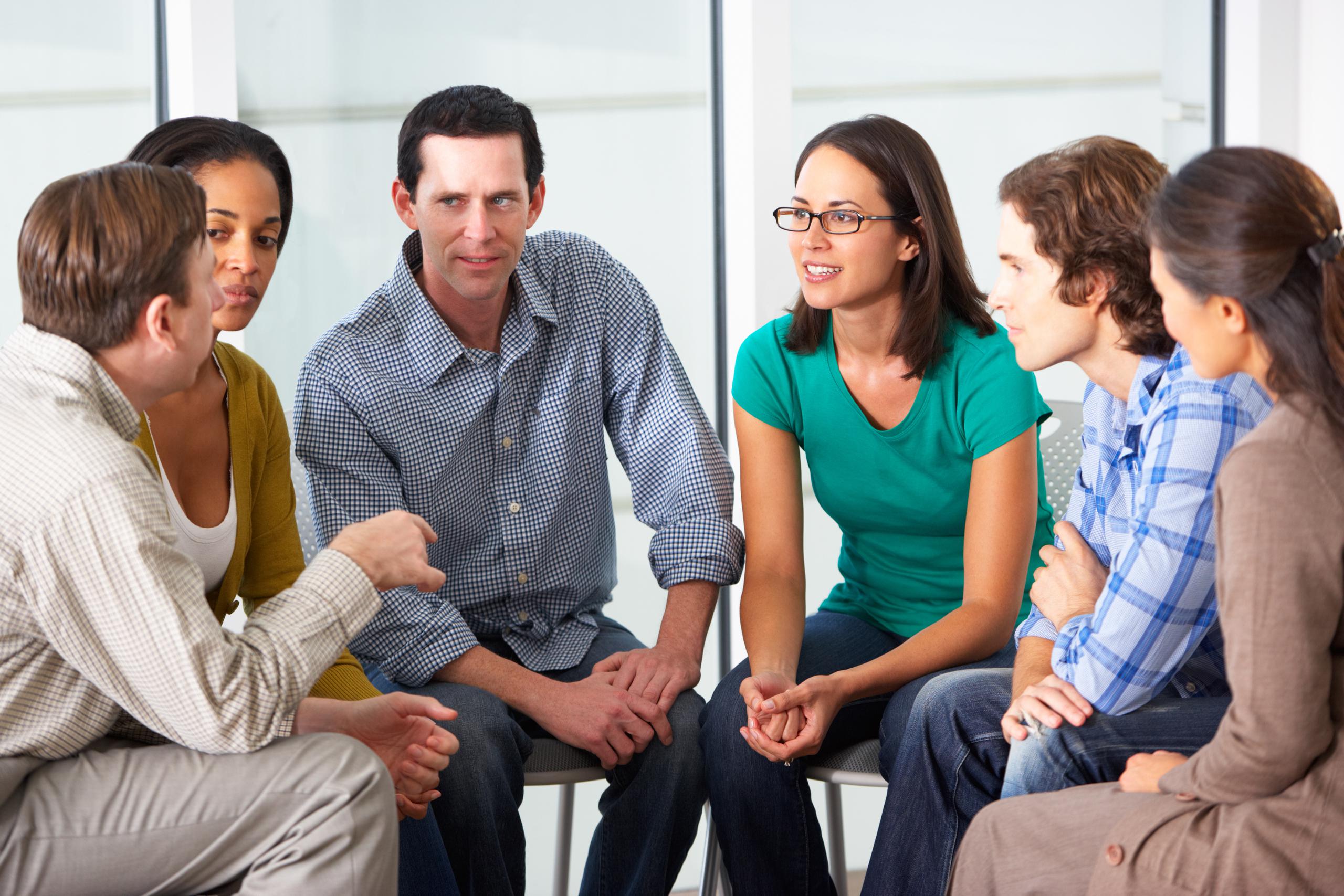 Identifica grupos de apoyos, amistades o familiares que sean empáticos a la hora de conversar sobre la salud mental.