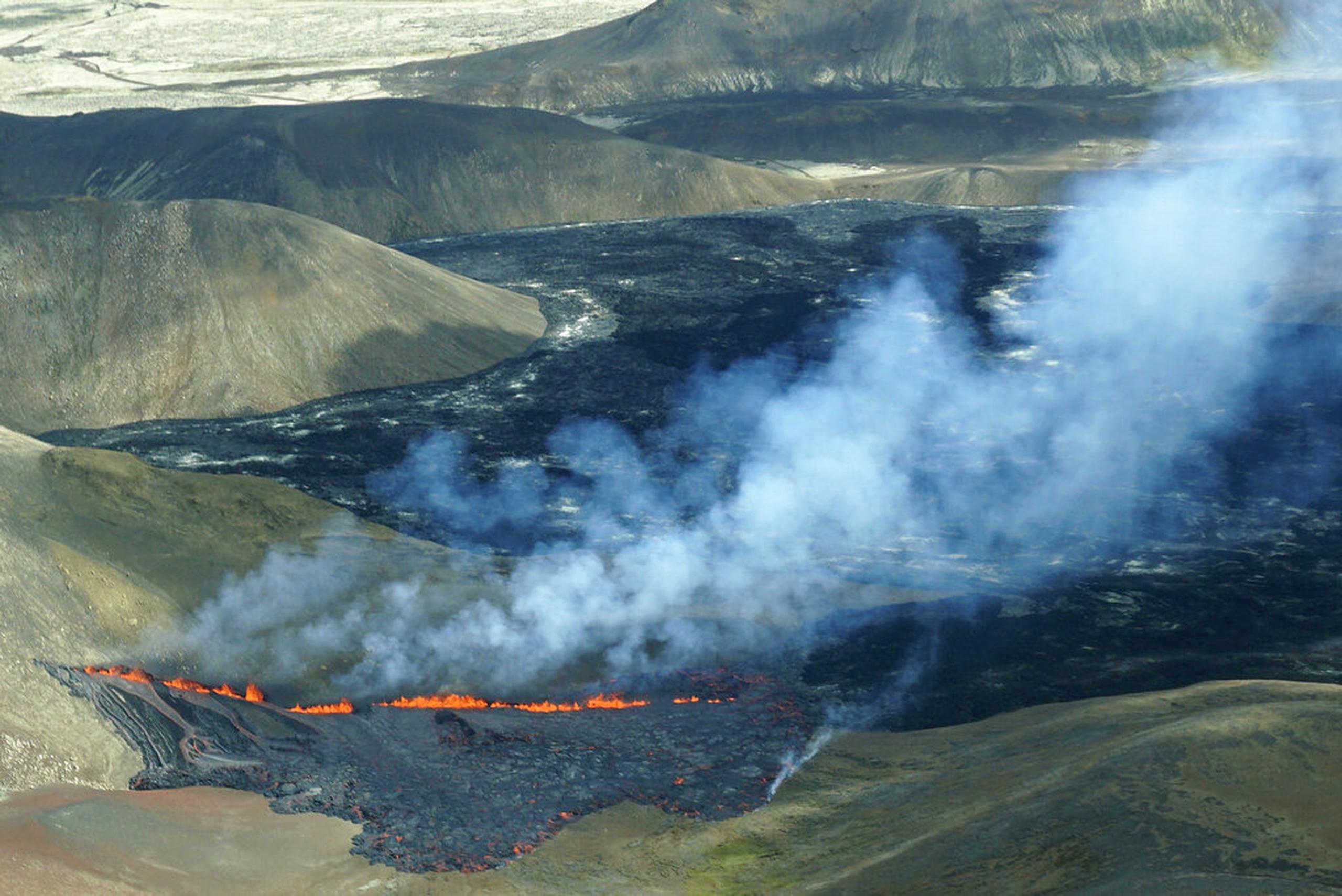 Vista aérea del volcán Fagradalsfjall en erupción este miércoles.